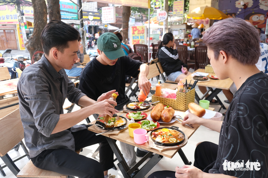 Những con đường san s&aacute;t b&aacute;nh m&igrave; ở S&agrave;i G&ograve;n - Ảnh 10.