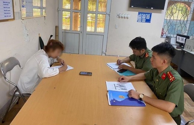 Triệu tập nữ sinh viên đăng clip nữ học sinh đánh nhau để câu view