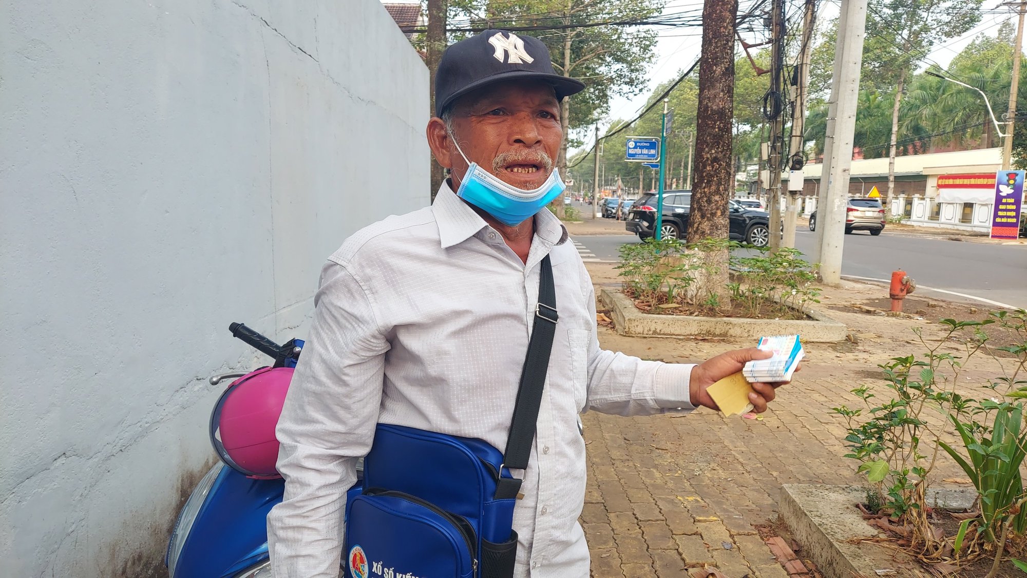 Công an xác minh người đàn ông đi ôtô "giựt" vé số của người khuyết tật