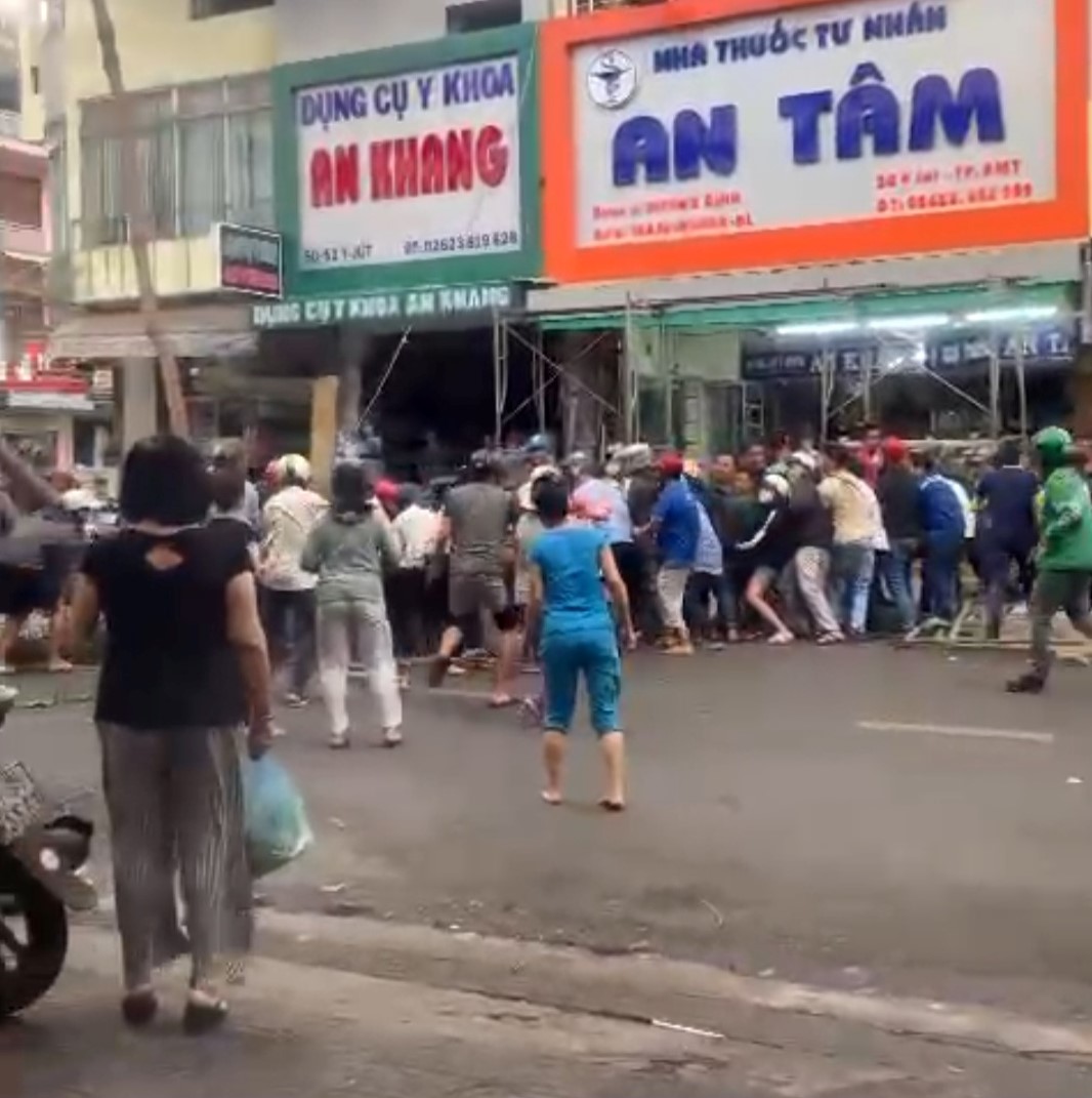 Bác sĩ Đắk Lắk và TP HCM cùng cứu chữa người phụ nữ bị cây đè