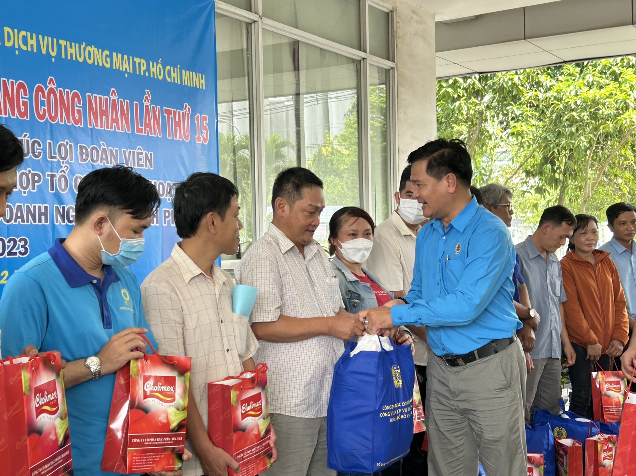 Nhiều phần quà ý nghĩa dành cho đoàn viên, lao động trong Tháng Công nhân - Ảnh 2.