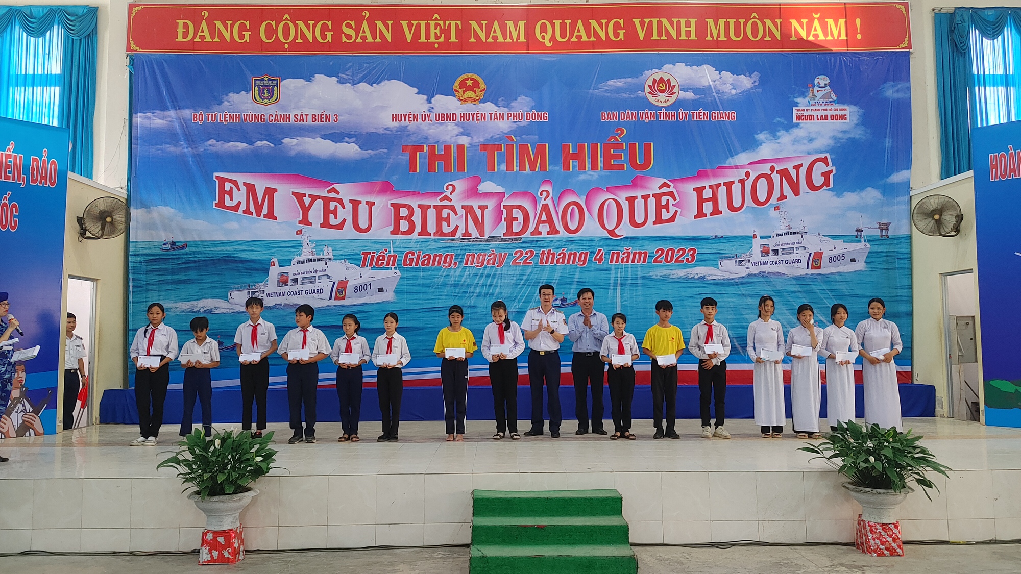 Th&ecirc;m 4.000 l&aacute; cờ Tổ quốc đến với ngư d&acirc;n tỉnh Tiền Giang - Ảnh 9.