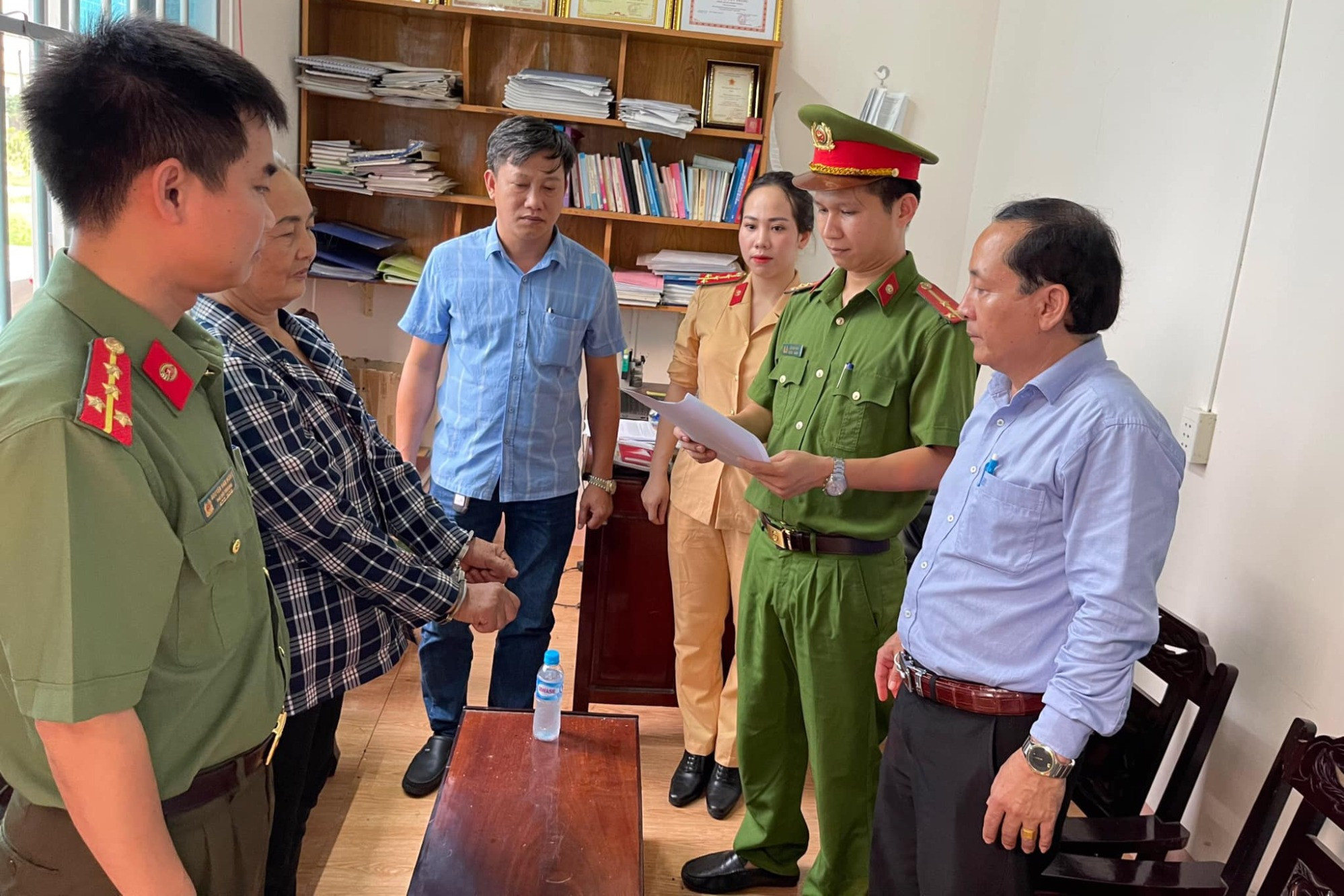 Bắt hai phụ nữ lợi dụng quyền tự do d&acirc;n chủ x&acirc;m phạm lợi &iacute;ch của nh&agrave; nước - Ảnh 1.