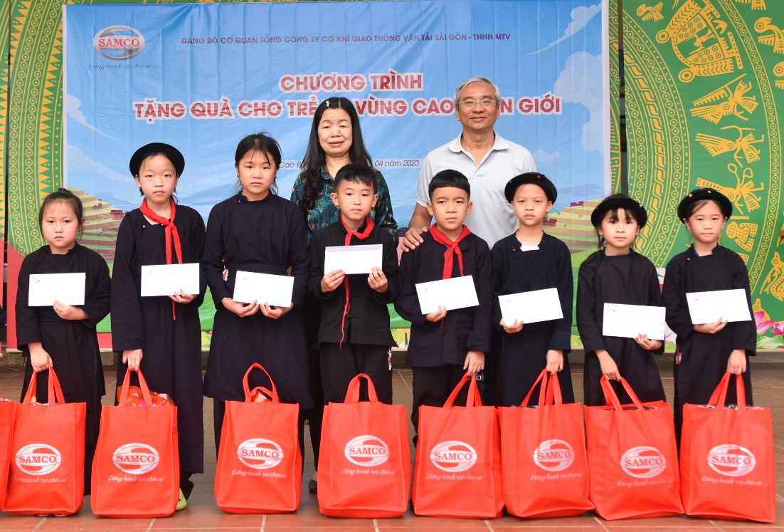 SAMCO tặng quà cho trẻ em khó khăn vùng cao