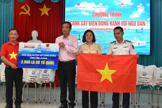 Trao 4.000 lá cờ Tổ quốc cho ngư dân Tiền Giang