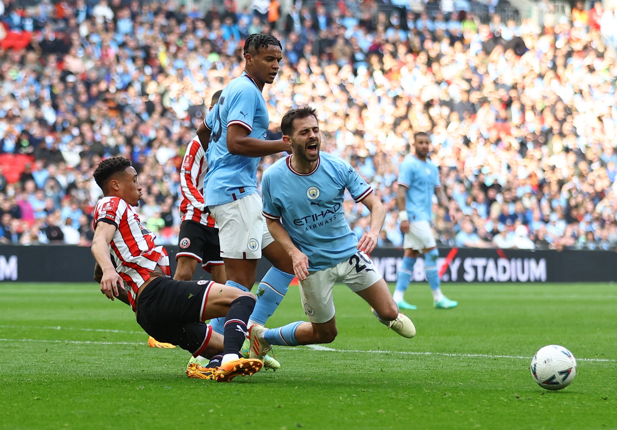 Riyad Mahrez lập hat-trick, Man City hạ Sheffield United v&agrave;o chung kết FA Cup - Ảnh 3.