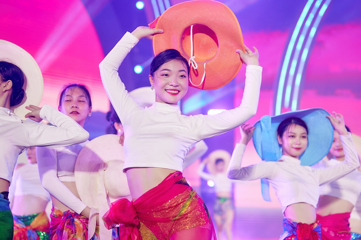 Biển người đổ về Sầm Sơn xem màn bắn pháo hoa mãn nhãn - Ảnh 9.