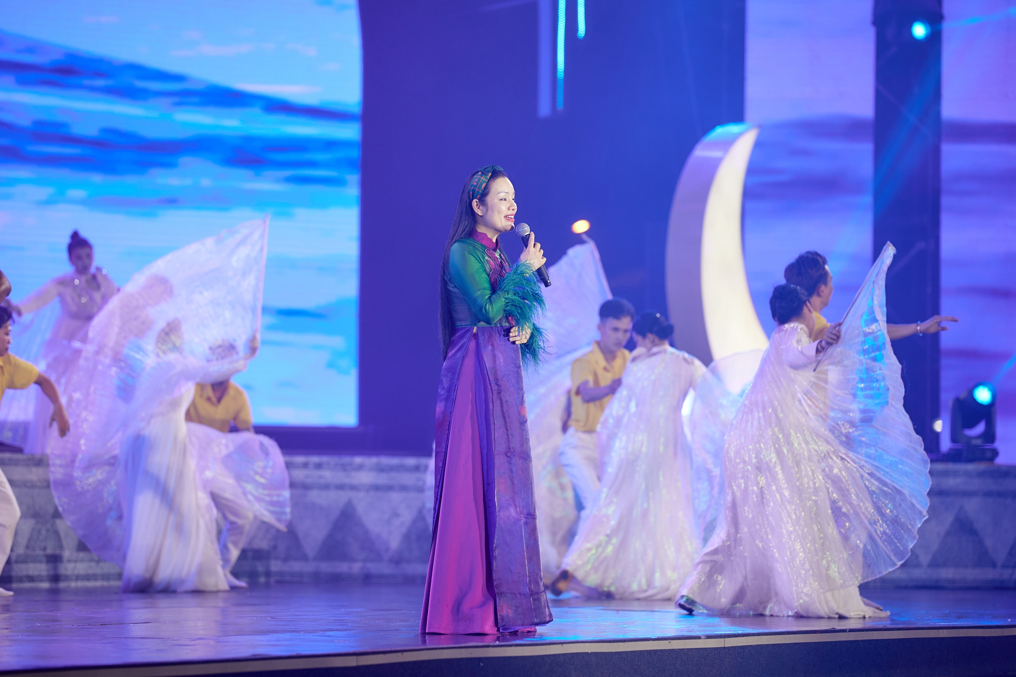 Biển người đổ về Sầm Sơn xem màn bắn pháo hoa mãn nhãn - Ảnh 6.