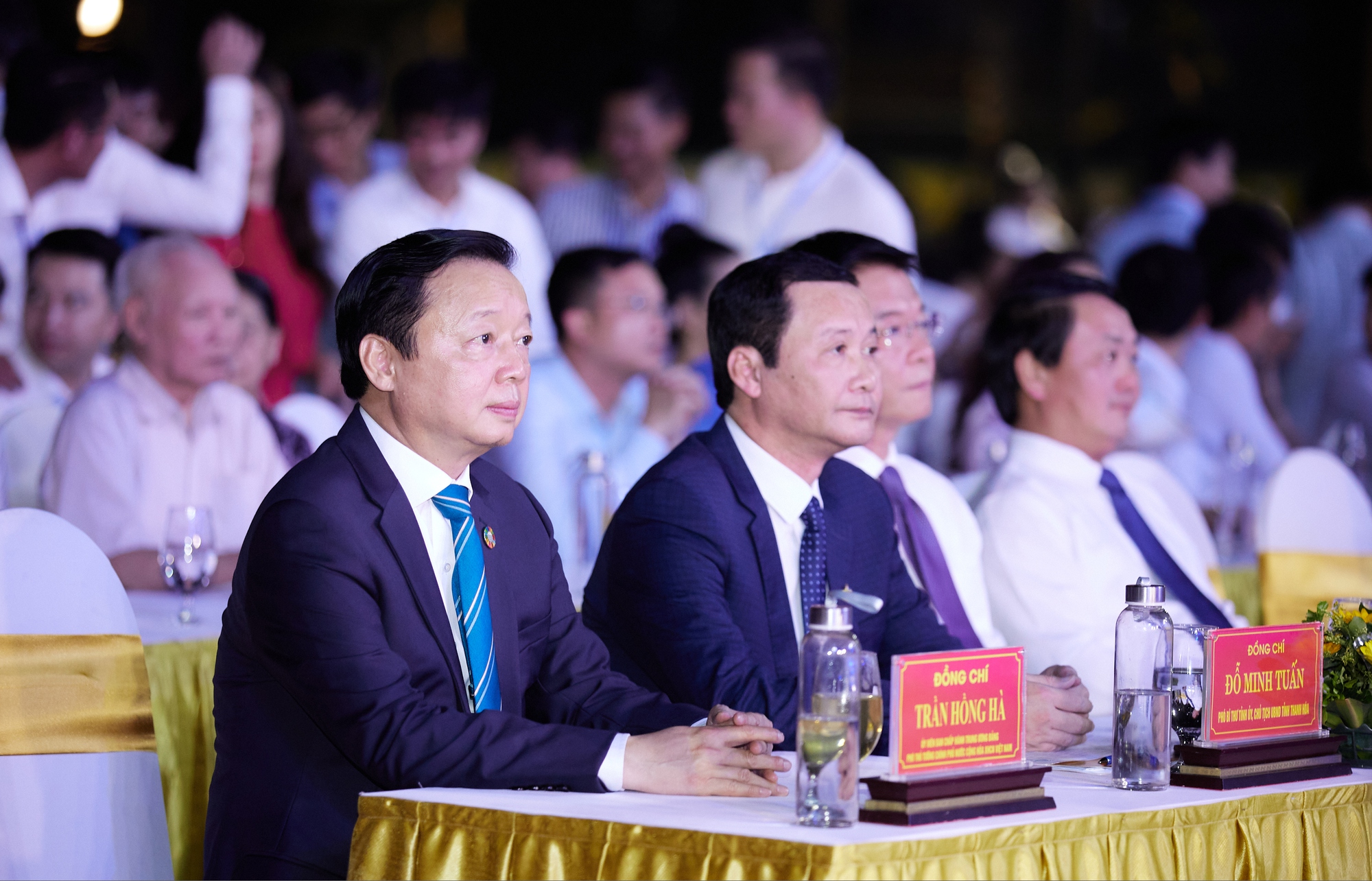 Biển người đổ về Sầm Sơn xem màn bắn pháo hoa mãn nhãn - Ảnh 2.