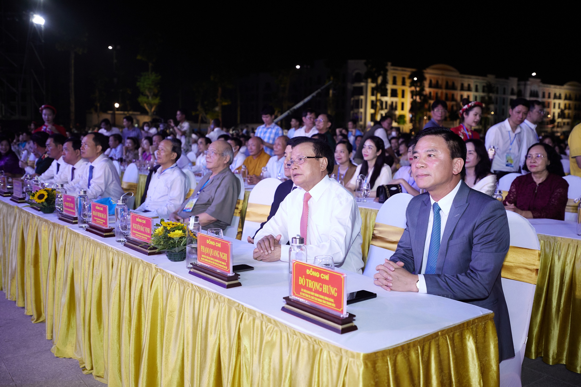 Biển người đổ về Sầm Sơn xem màn bắn pháo hoa mãn nhãn - Ảnh 3.