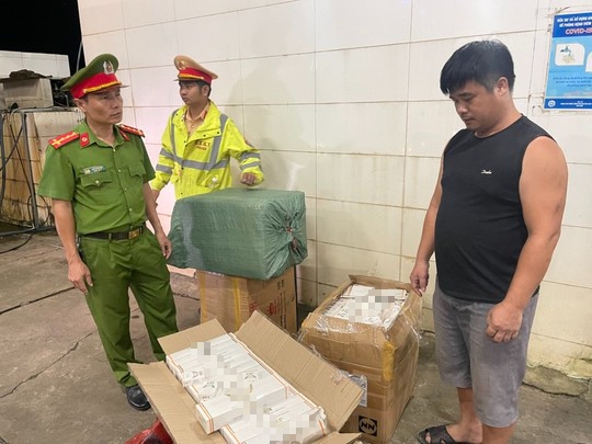 Phụ lái xe khách "cả gan" nhận vận chuyển gần 10.000 bao thuốc lá lậu