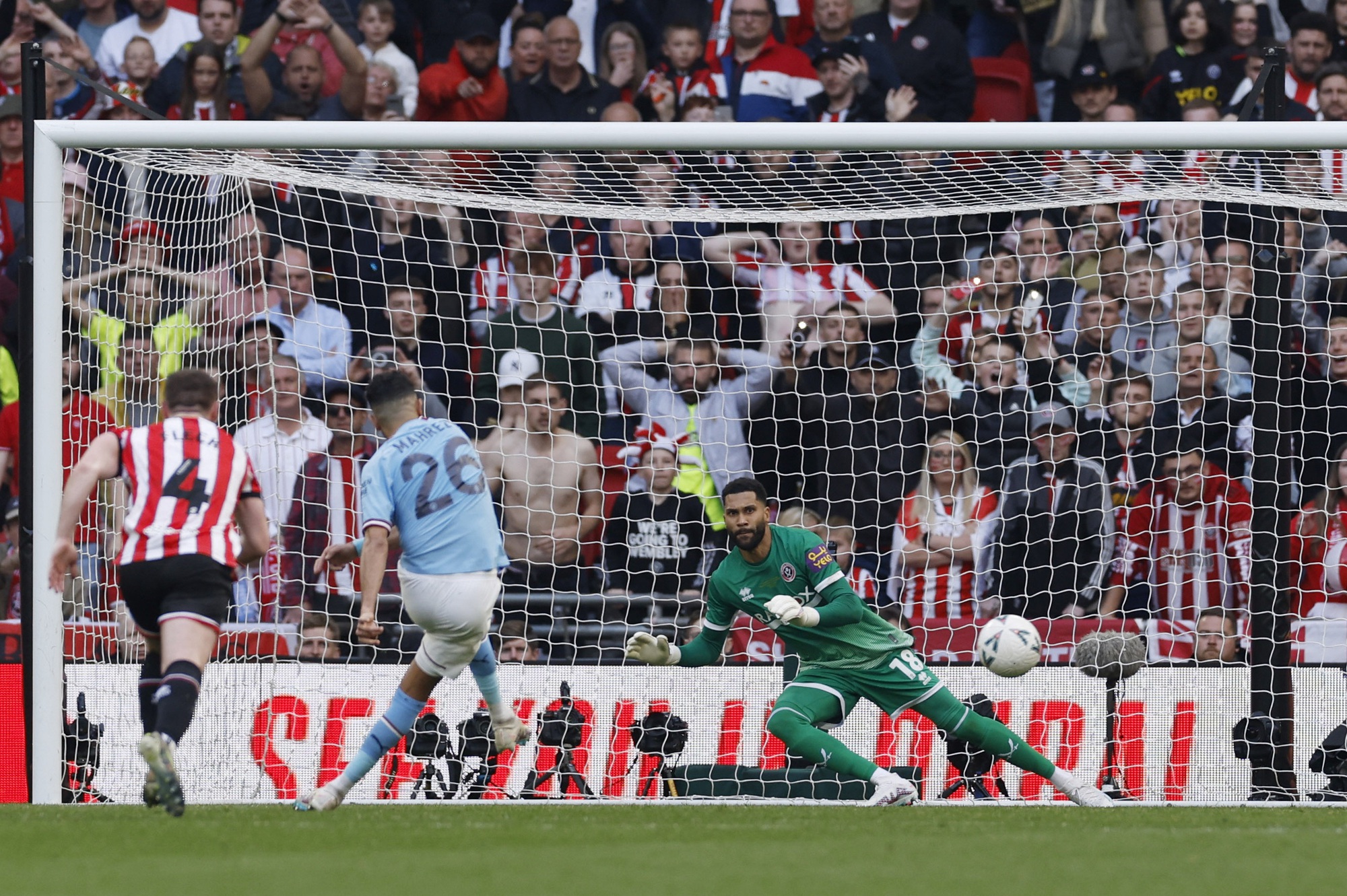 Riyad Mahrez lập hat-trick, Man City hạ Sheffield United v&agrave;o chung kết FA Cup - Ảnh 4.