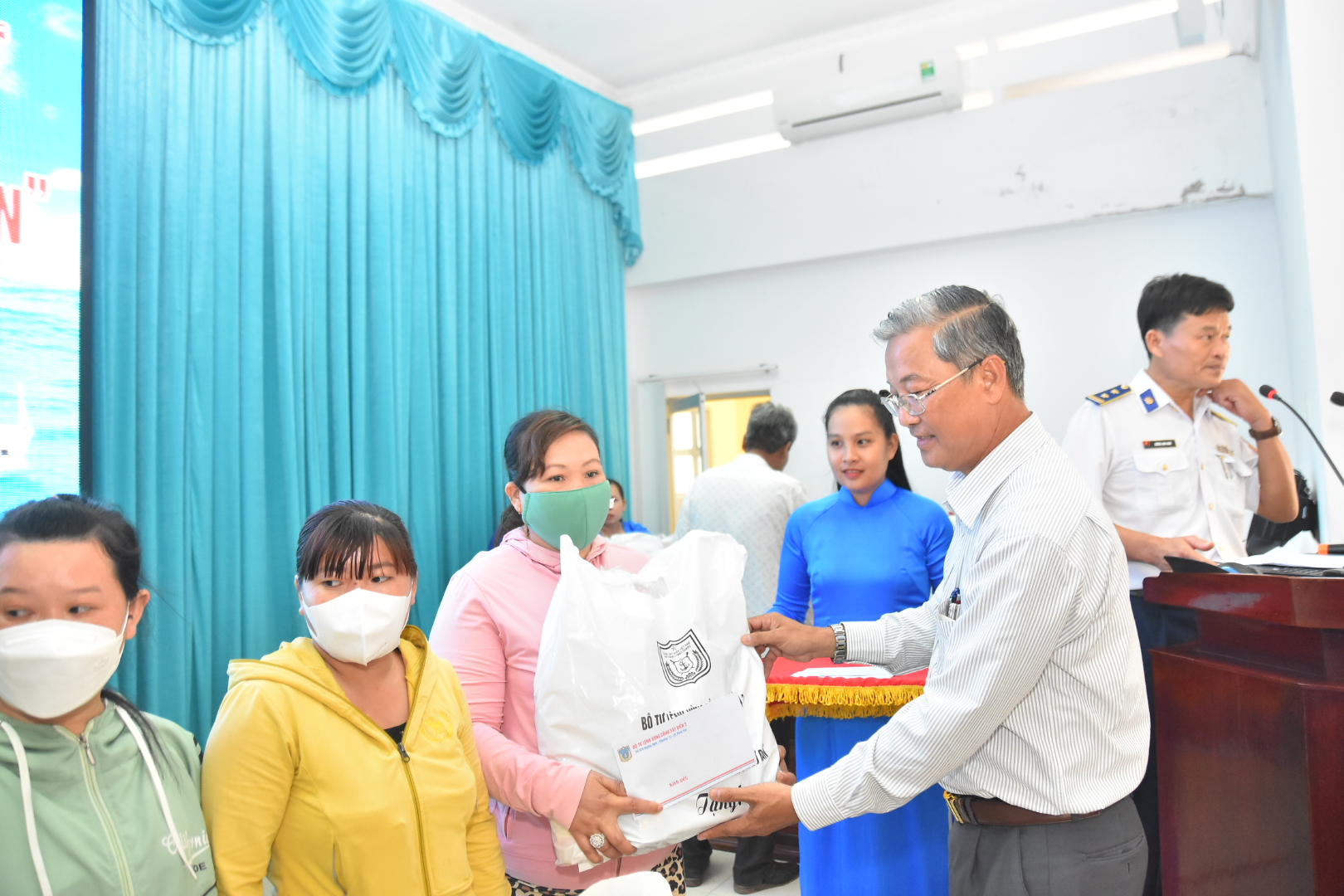 Th&ecirc;m 4.000 l&aacute; cờ Tổ quốc đến với ngư d&acirc;n tỉnh Tiền Giang - Ảnh 3.