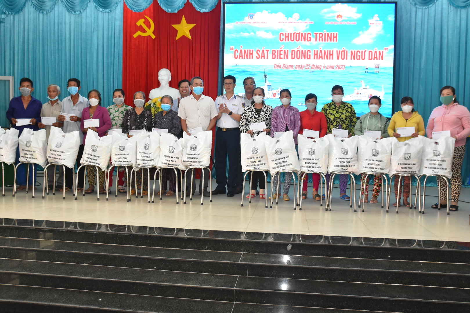 Th&ecirc;m 4.000 l&aacute; cờ Tổ quốc đến với ngư d&acirc;n tỉnh Tiền Giang - Ảnh 4.