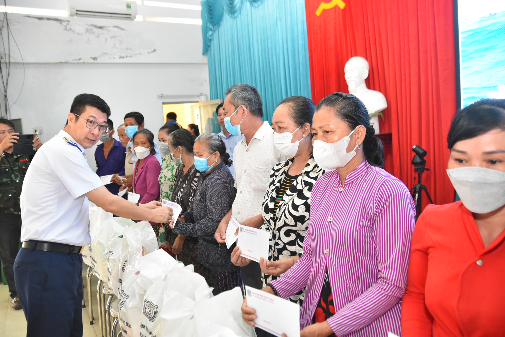 Th&ecirc;m 4.000 l&aacute; cờ Tổ quốc đến với ngư d&acirc;n tỉnh Tiền Giang - Ảnh 5.