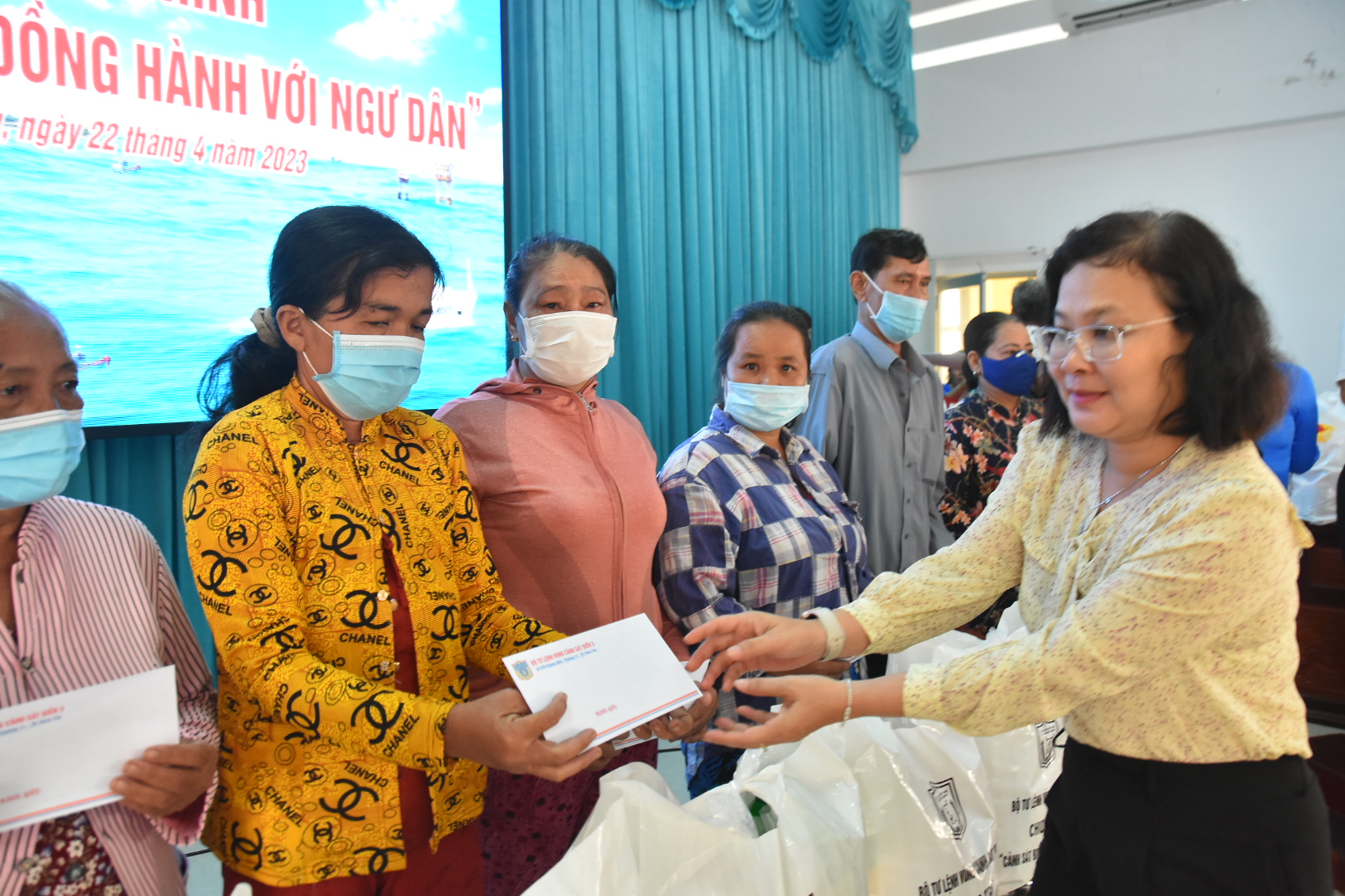 Th&ecirc;m 4.000 l&aacute; cờ Tổ quốc đến với ngư d&acirc;n tỉnh Tiền Giang - Ảnh 6.