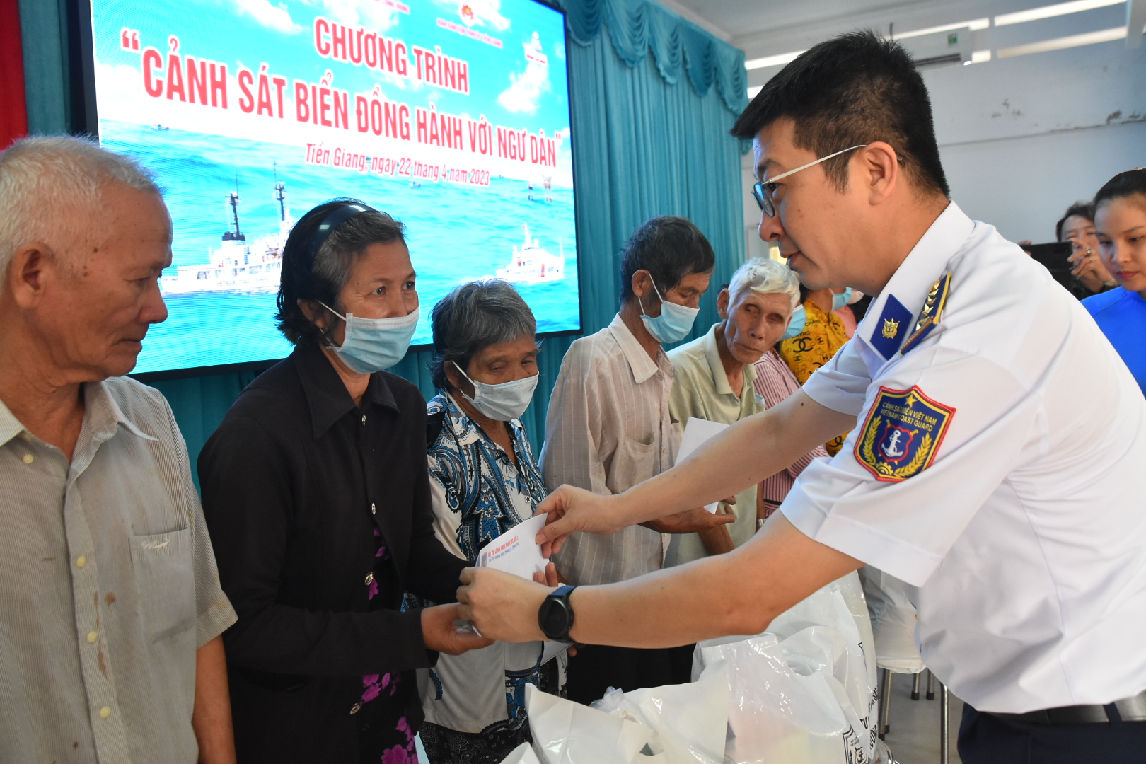 Th&ecirc;m 4.000 l&aacute; cờ Tổ quốc đến với ngư d&acirc;n tỉnh Tiền Giang - Ảnh 7.