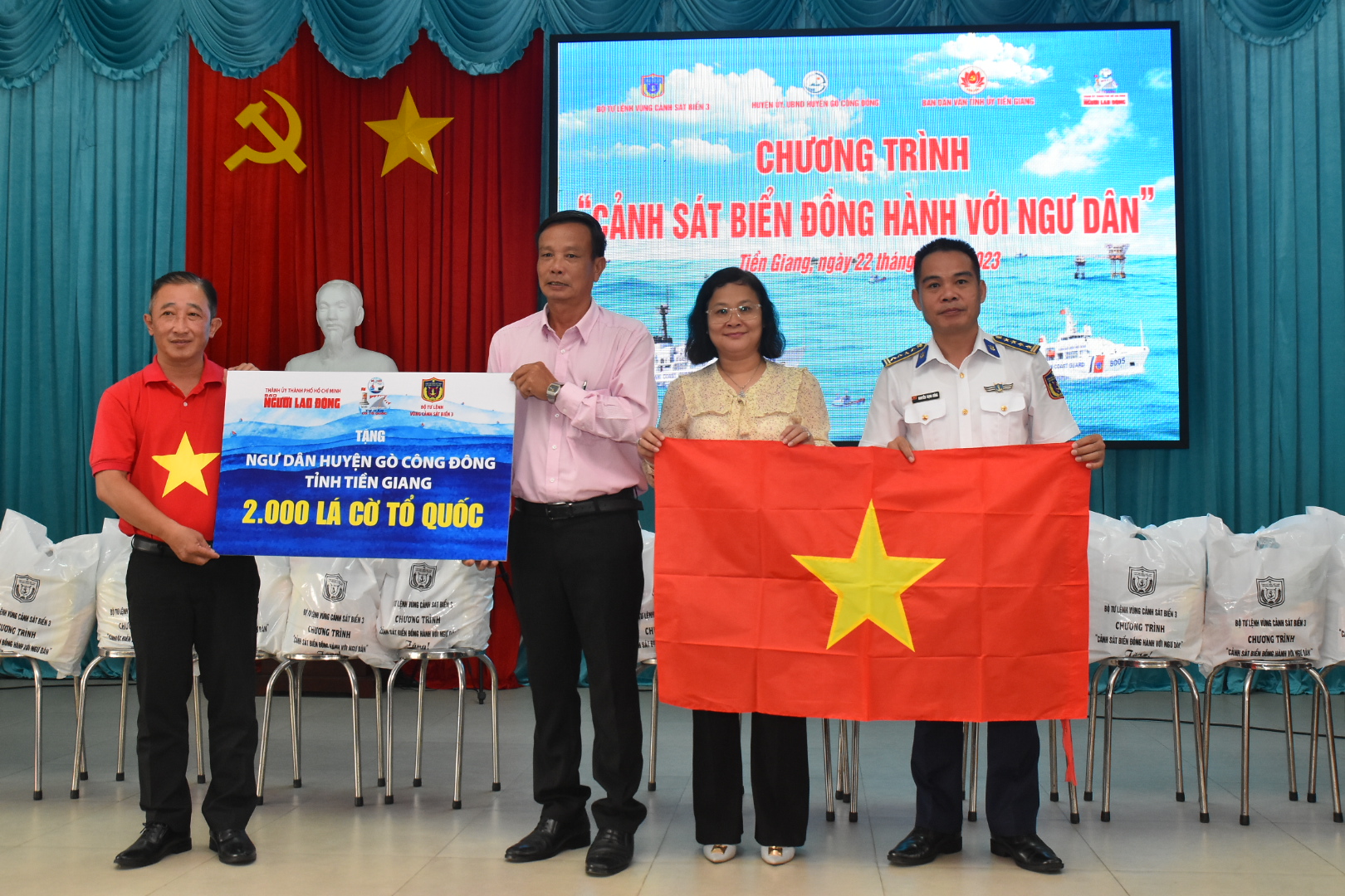 Thêm 4.000 lá cờ Tổ quốc đến với ngư dân tỉnh Tiền Giang