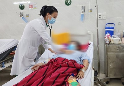 Uống thuốc giảm c&acirc;n, trong m&aacute;u người phụ nữ c&oacute; lớp mỡ trắng đục như sữa - Ảnh 1.