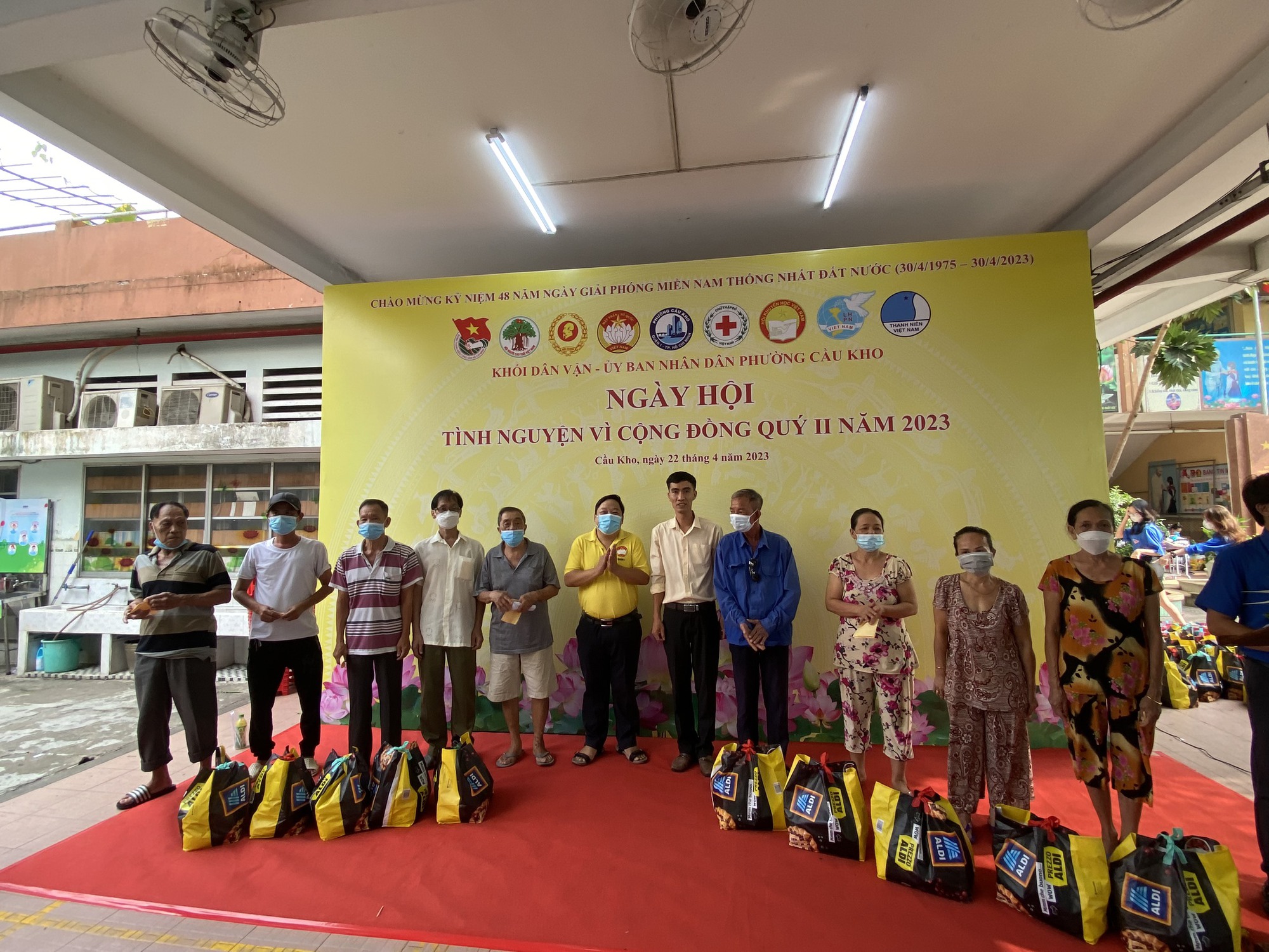 Giới thiệu việc làm, chăm lo cho lao động nghèo - Ảnh 2.