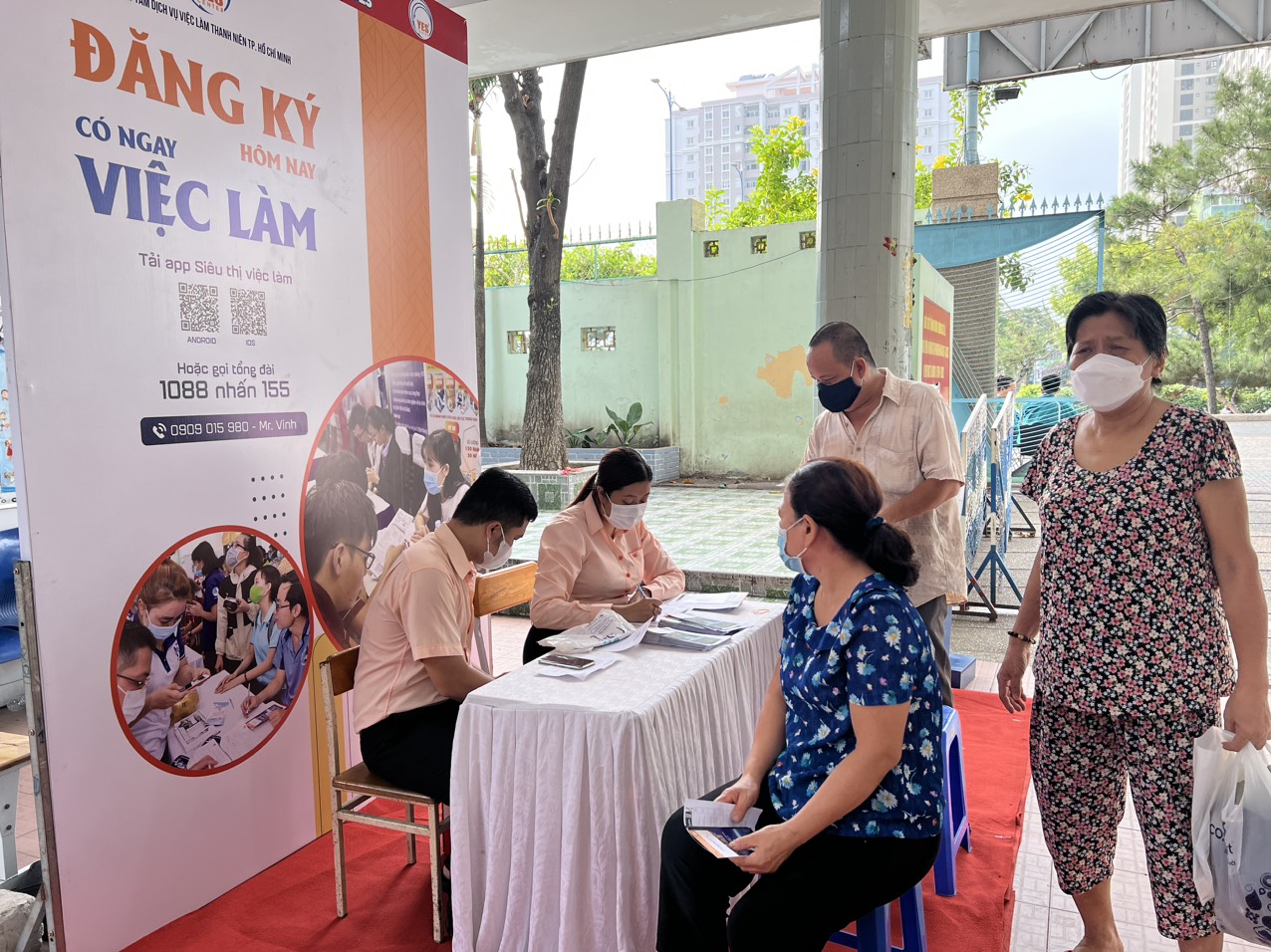 Giới thiệu việc làm, chăm lo cho lao động nghèo