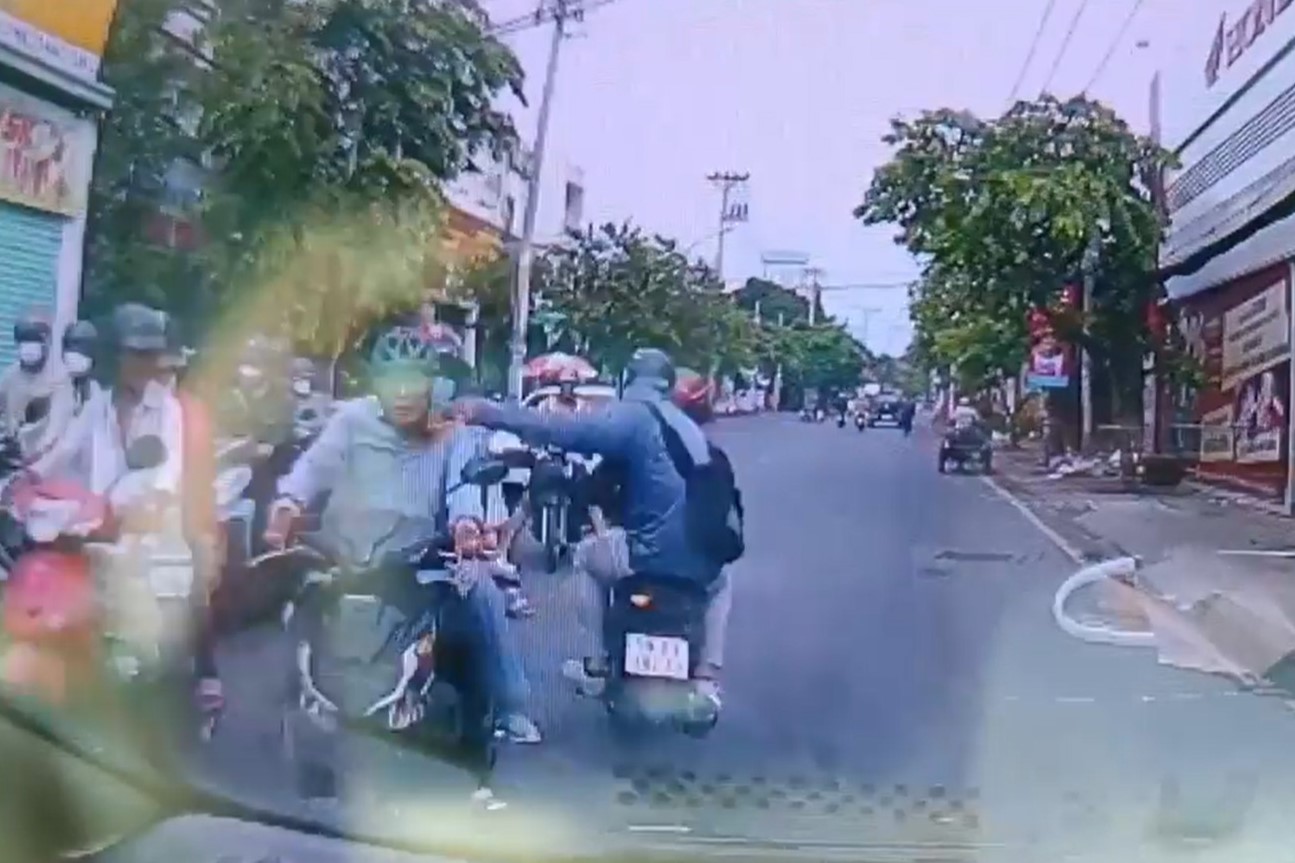 Clip: Cướp giật d&acirc;y chuyền v&agrave;ng t&aacute;o tợn ở TP Thủ Đức - Ảnh 3.