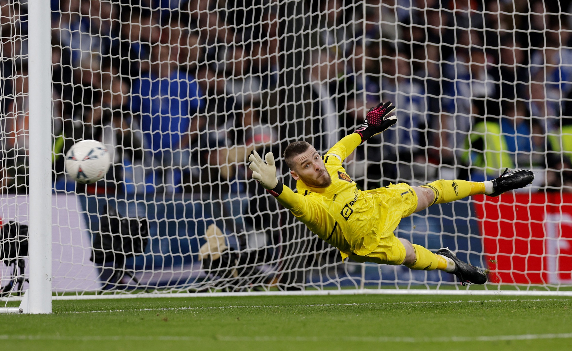 Man United tuyệt tình, thủ môn David de Gea thất nghiệp sát ngày cưới