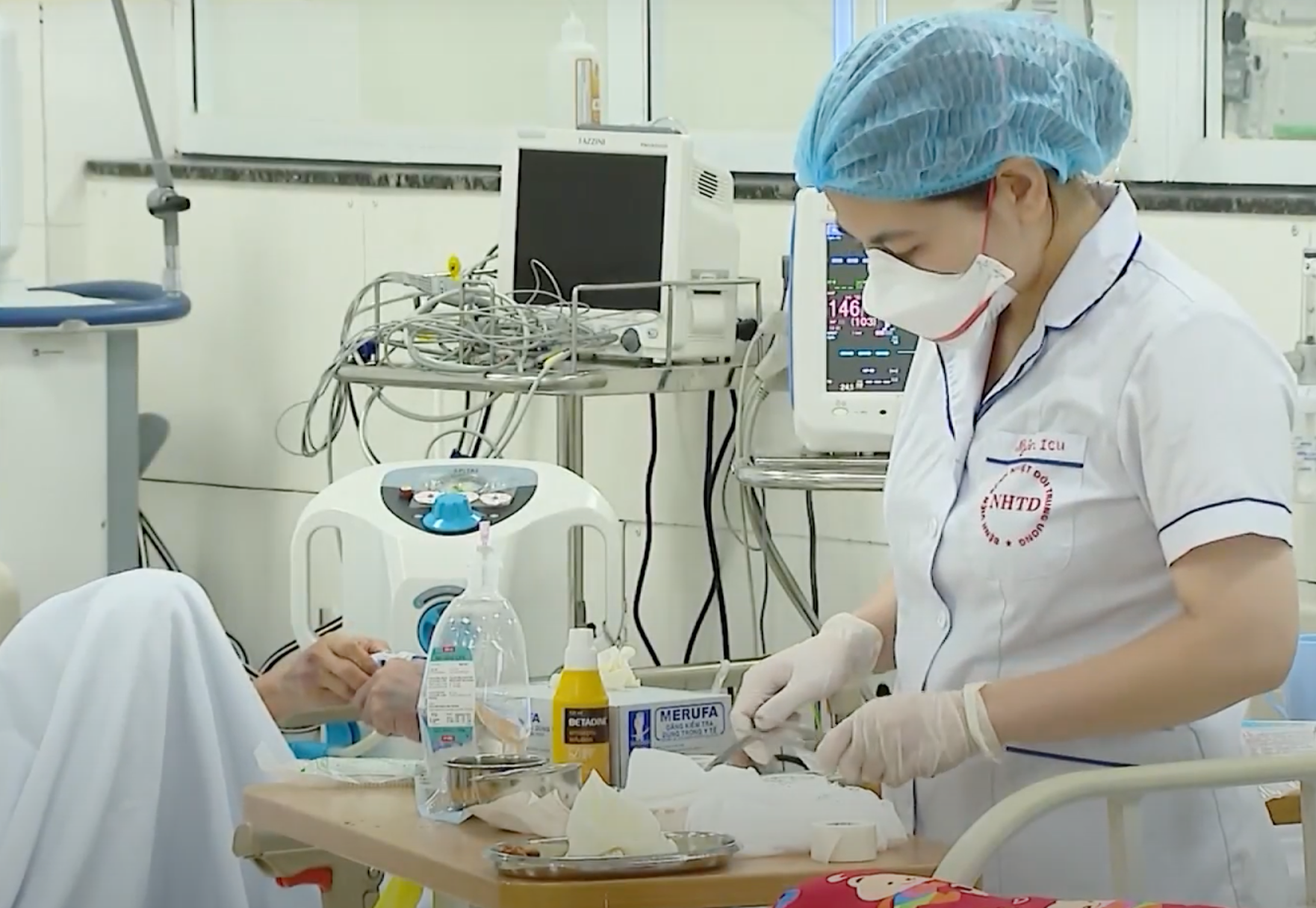 Dịch COVID-19 hôm nay: Số ca nhiễm và bệnh nhân nặng giảm mạnh