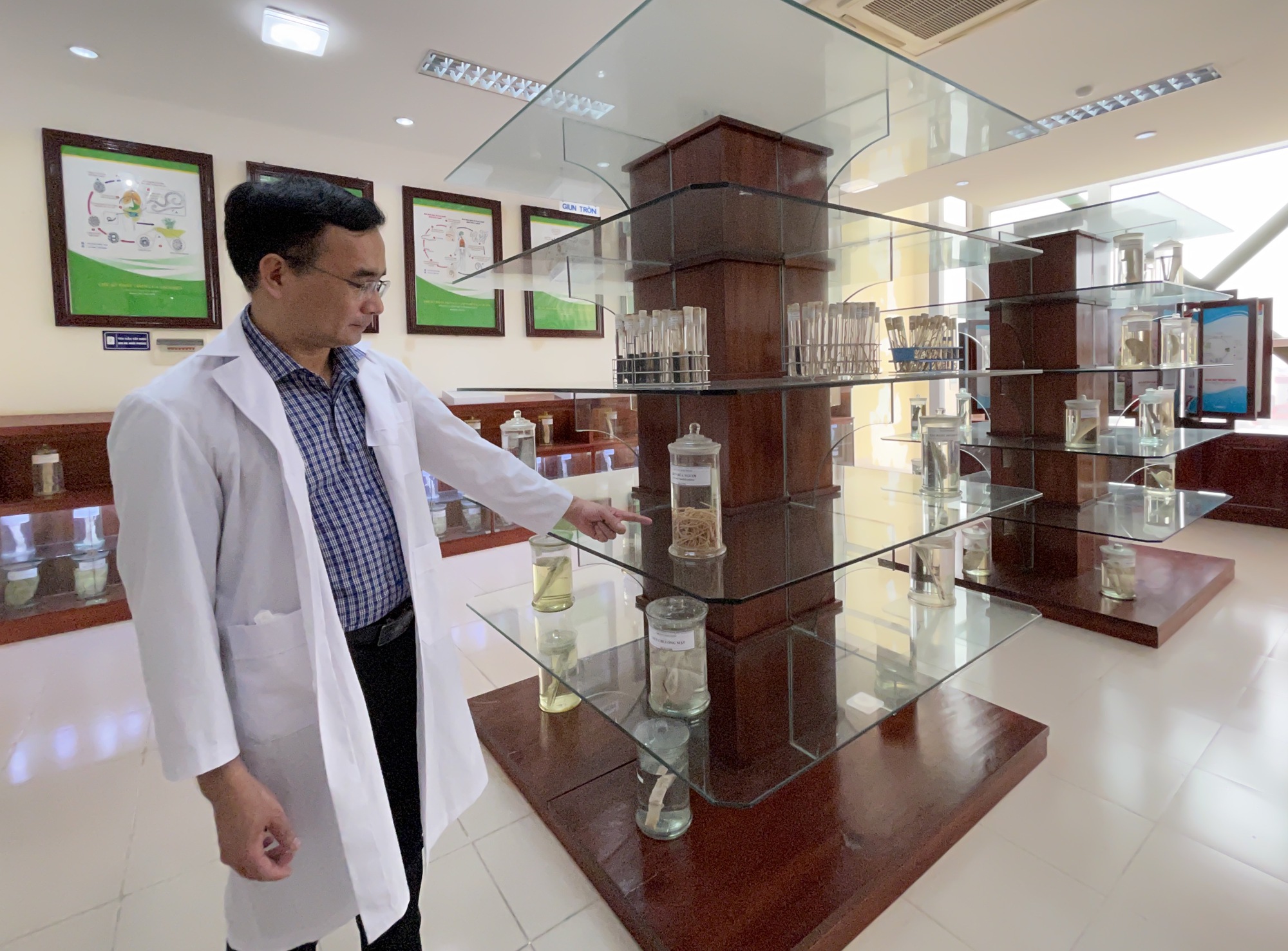 Ổ giun rồng chui ra từ khối sưng nề tr&ecirc;n cơ thể - Ảnh 2.