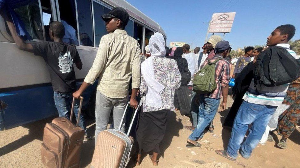 Giao tranh ở Sudan leo thang, các nước lên kế hoạch đặc biệt - Ảnh 2.
