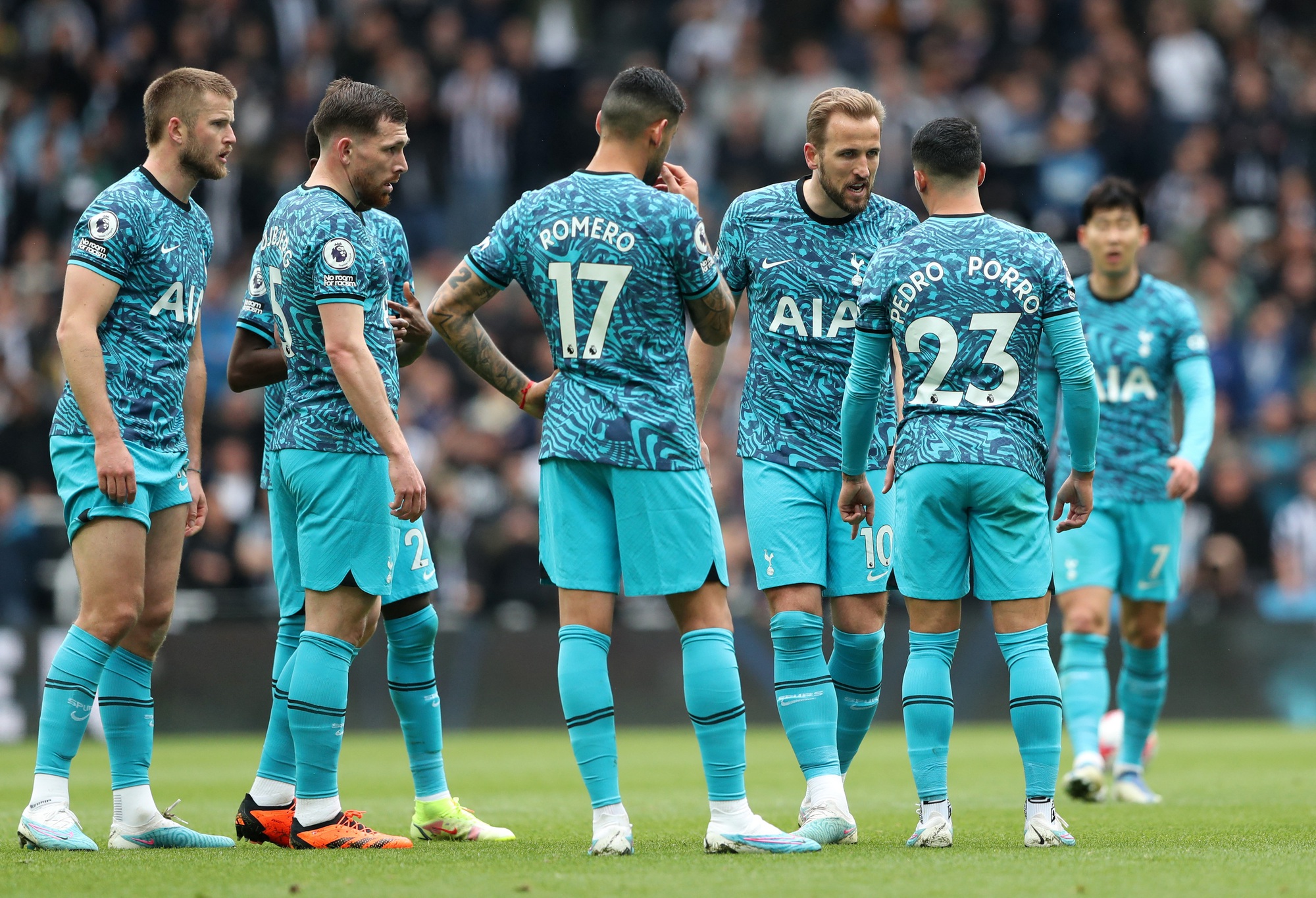 Tottenham sa thải HLV thứ nhì sau một tháng, Man United lo lắng