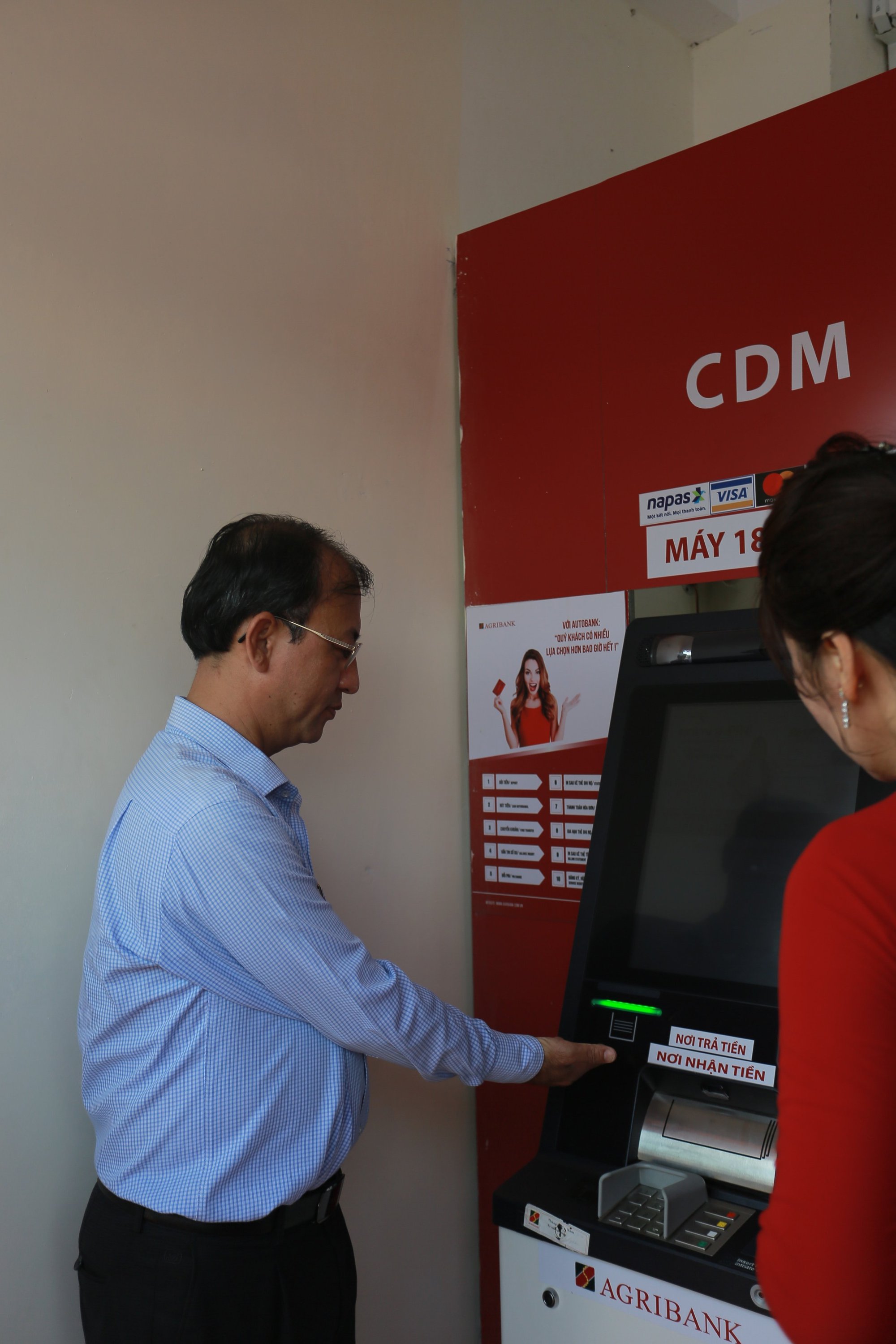 Agribank Phong Điền đưa v&agrave;o hoạt động m&aacute;y ATM đa chức năng - Ảnh 3.