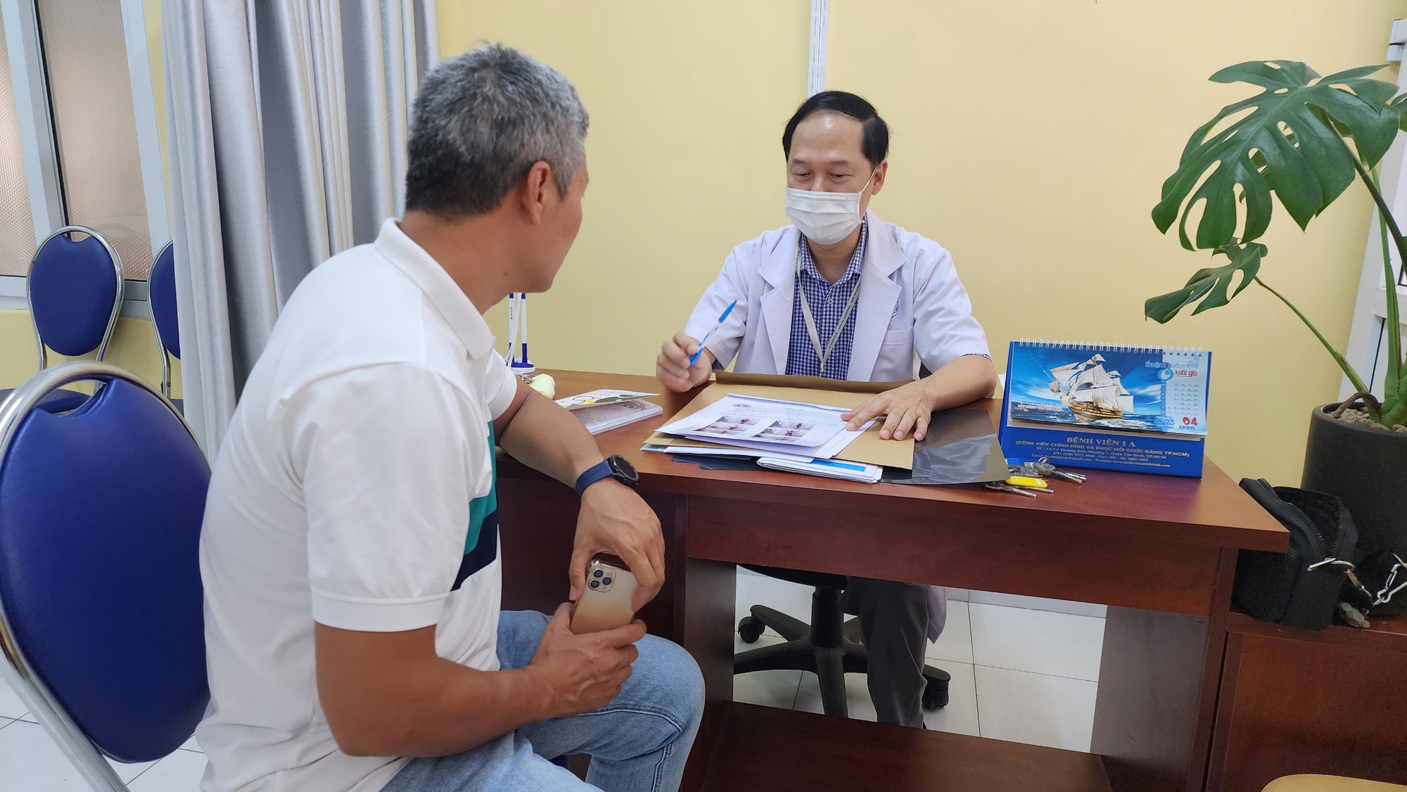 Bé trai 9 tuổi đi khập khiễng sau bó bột - Ảnh 2.