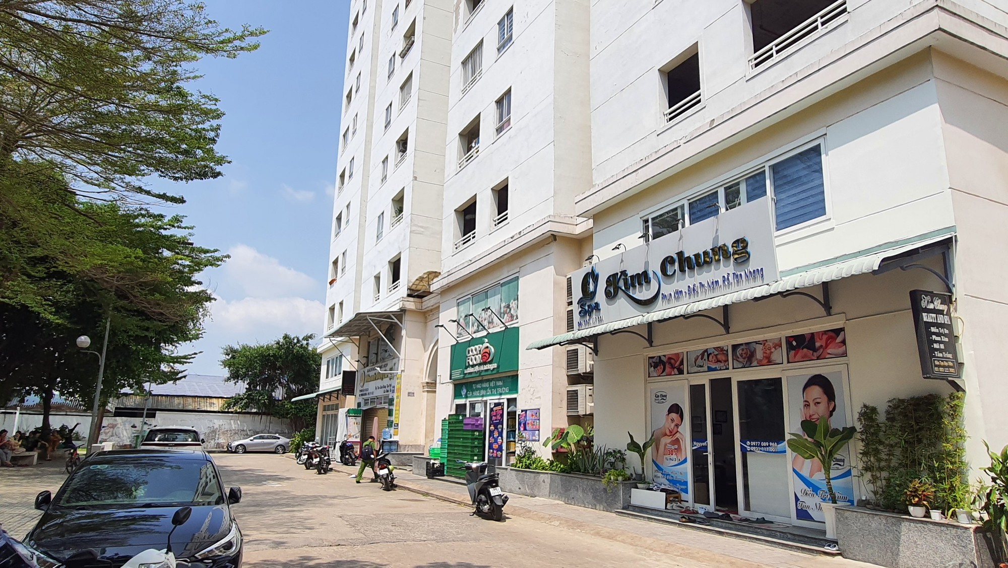 TP HCM: Vợ tử vong bên trong căn hộ, chồng rơi từ tầng 15 chung cư