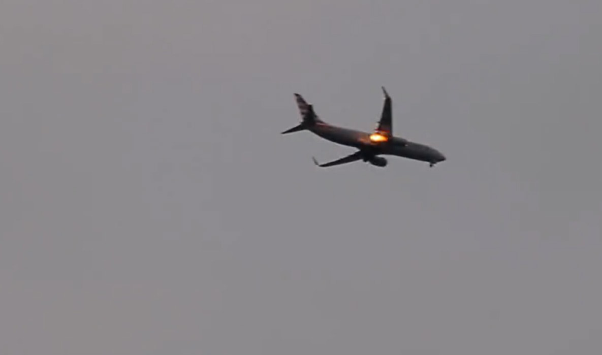 Bị chim "tập kích", máy bay Boeing 737 của Mỹ cháy động cơ giữa trời
