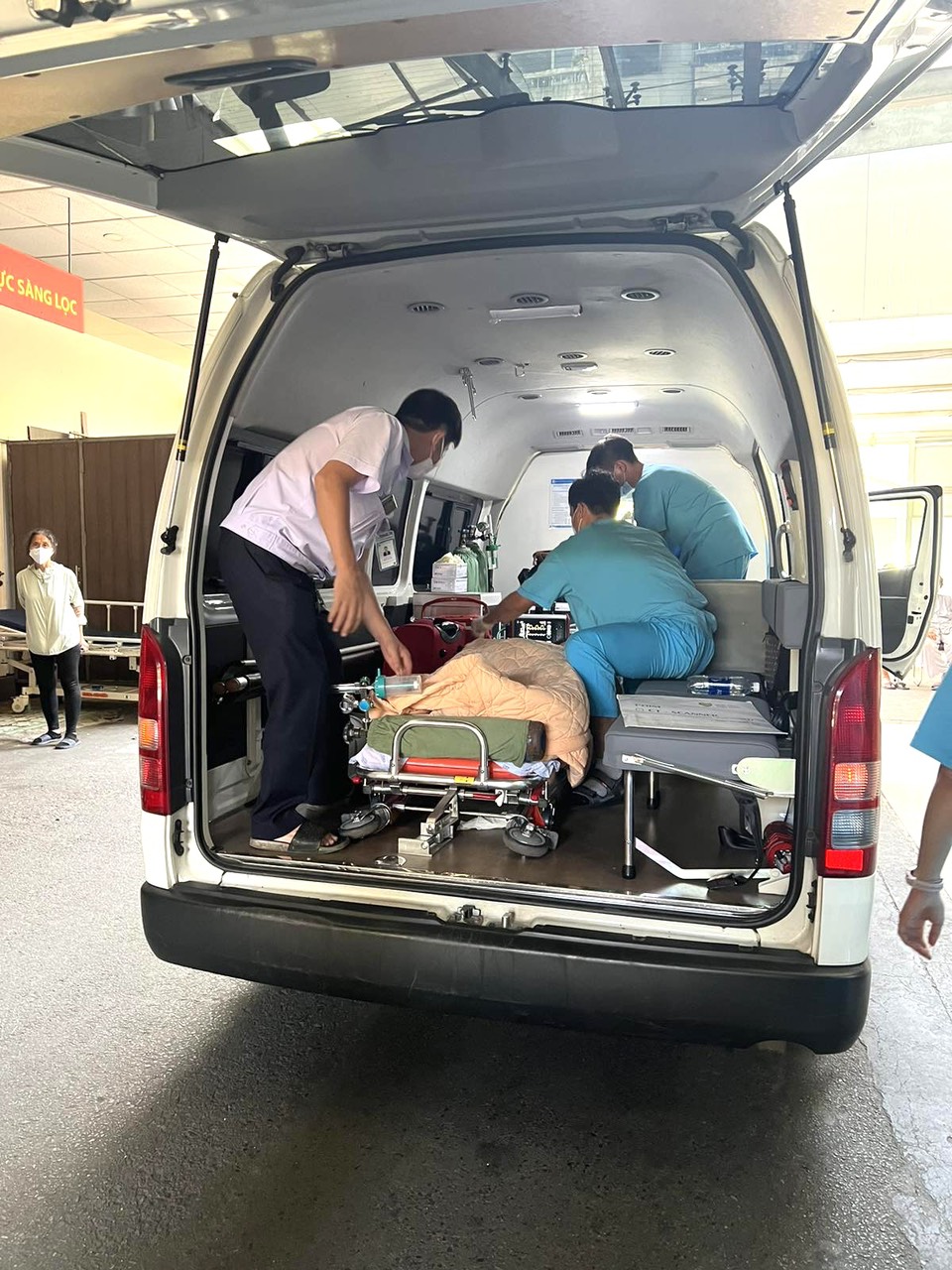 C&ocirc;ng ty CP Đ&ocirc; thị v&agrave; M&ocirc;i trường Đắk Lắk b&aacute;o c&aacute;o vụ c&acirc;y ng&atilde; đổ đ&egrave; c&ocirc; g&aacute;i trẻ - Ảnh 2.