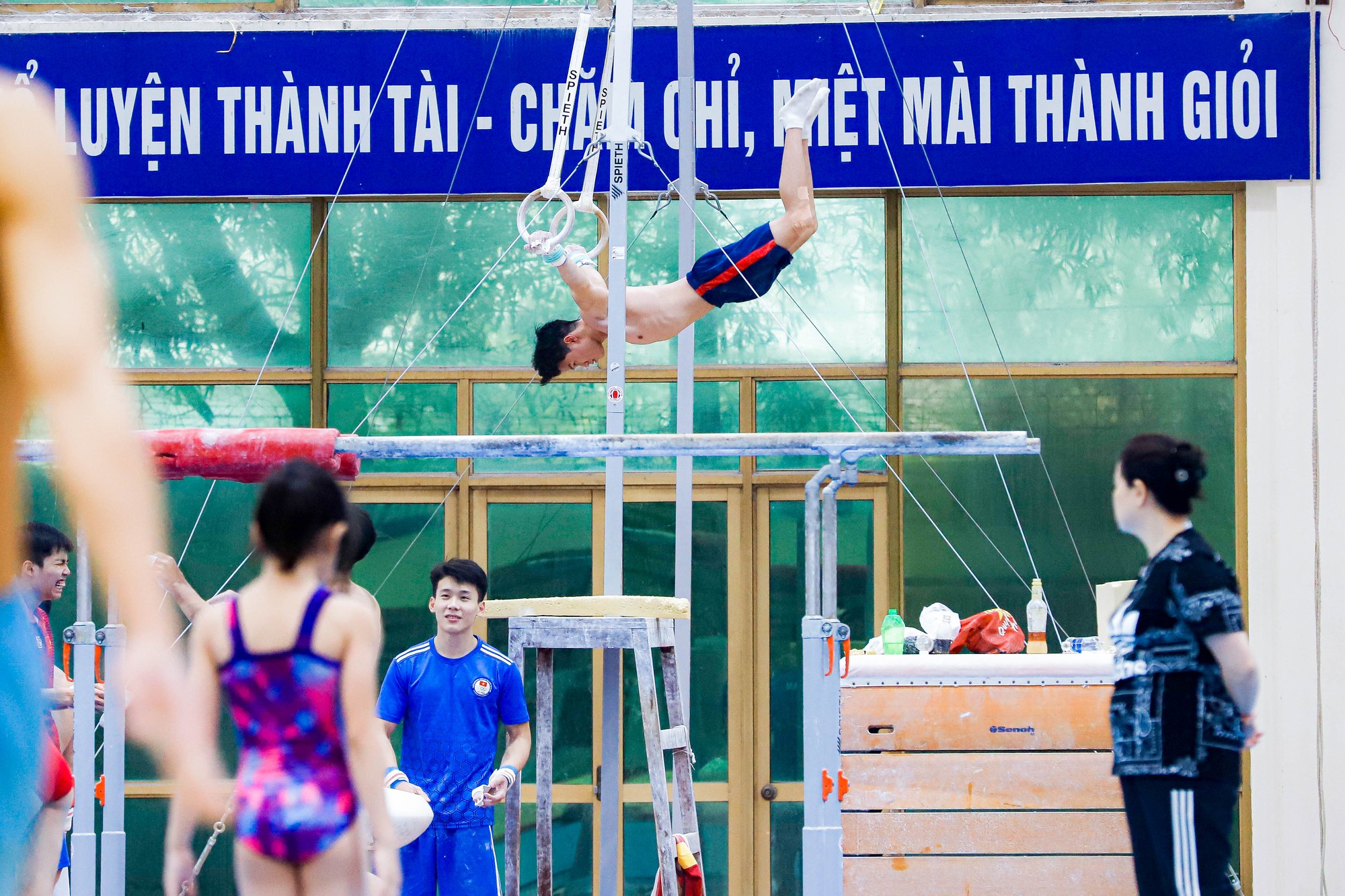 Đội tuyển thể dục dụng cụ đổ mồ h&ocirc;i trước thềm SEA Games 32 - Ảnh 1.
