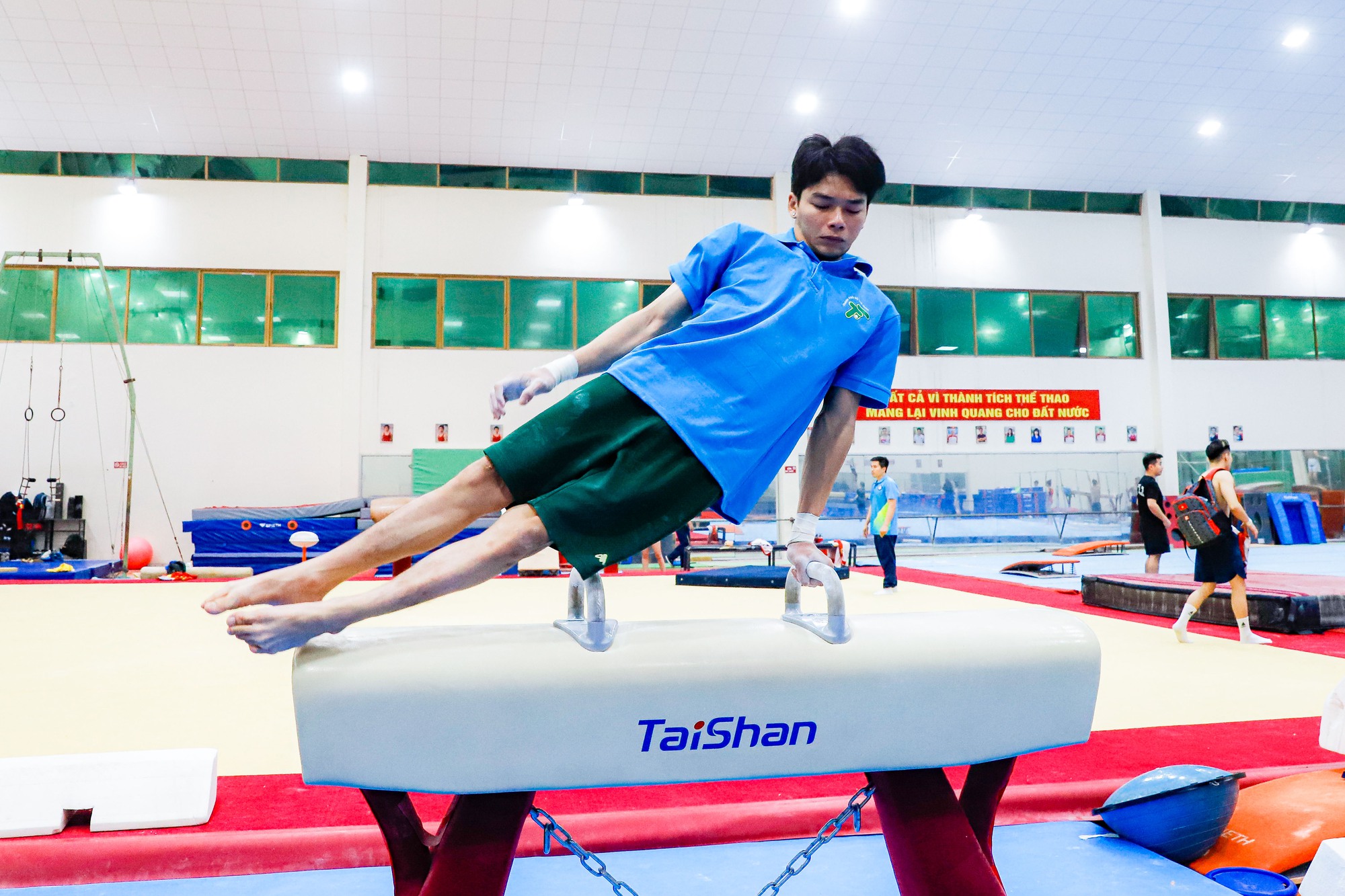 Đội tuyển thể dục dụng cụ đổ mồ h&ocirc;i trước thềm SEA Games 32 - Ảnh 8.
