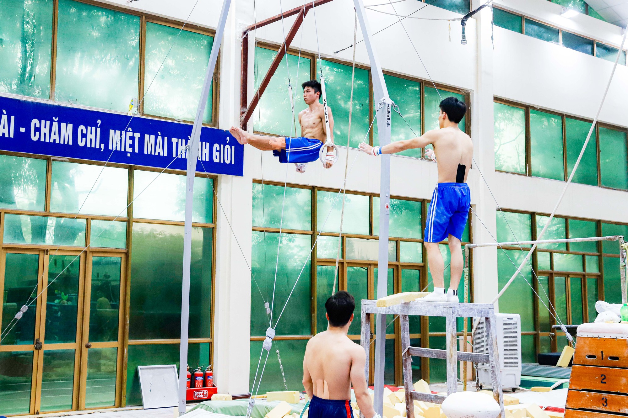 Đội tuyển thể dục dụng cụ đổ mồ h&ocirc;i trước thềm SEA Games 32 - Ảnh 2.