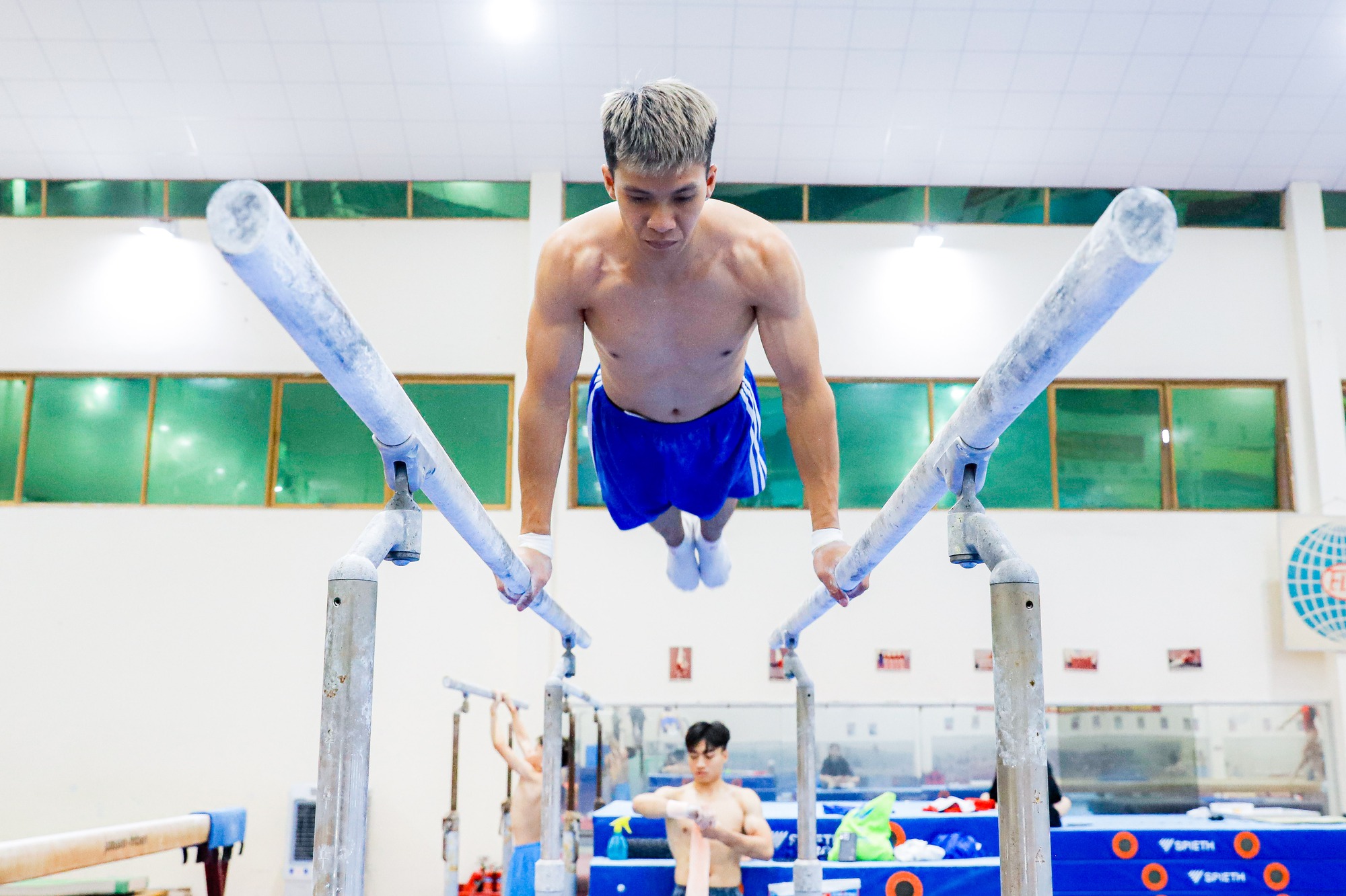 Đội tuyển thể dục dụng cụ đổ mồ h&ocirc;i trước thềm SEA Games 32 - Ảnh 5.