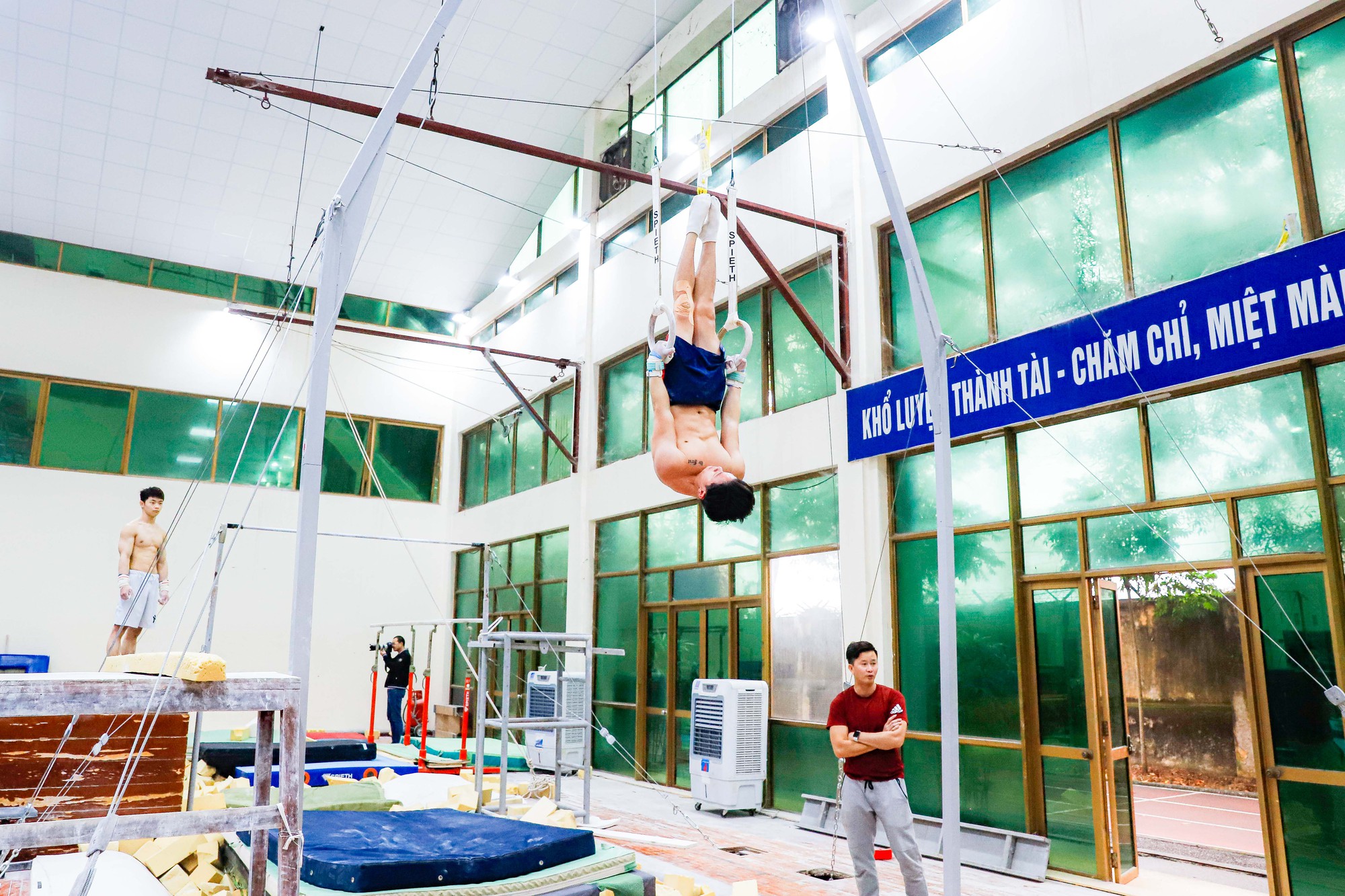Đội tuyển thể dục dụng cụ đổ mồ h&ocirc;i trước thềm SEA Games 32 - Ảnh 3.
