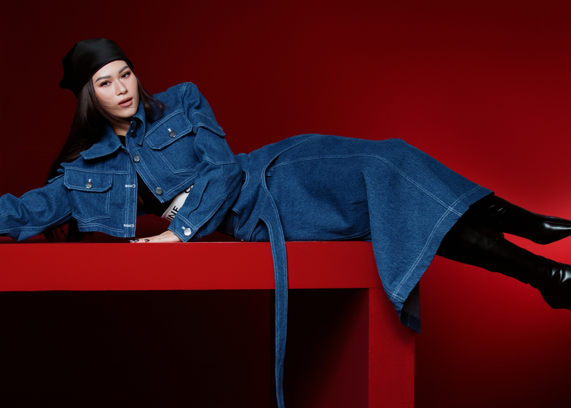 Sau l&ugrave;m x&ugrave;m thời trang, Ngọc Thanh T&acirc;m c&oacute; c&uacute; lột x&aacute;c ấn tượng với menswear - Ảnh 4.