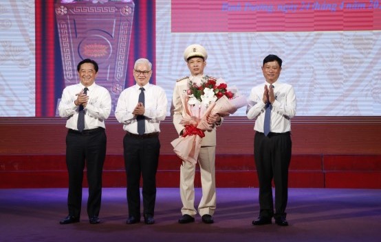 Đại tá Tạ Văn Đẹp làm Giám đốc Công an tỉnh Bình Dương - Ảnh 3.