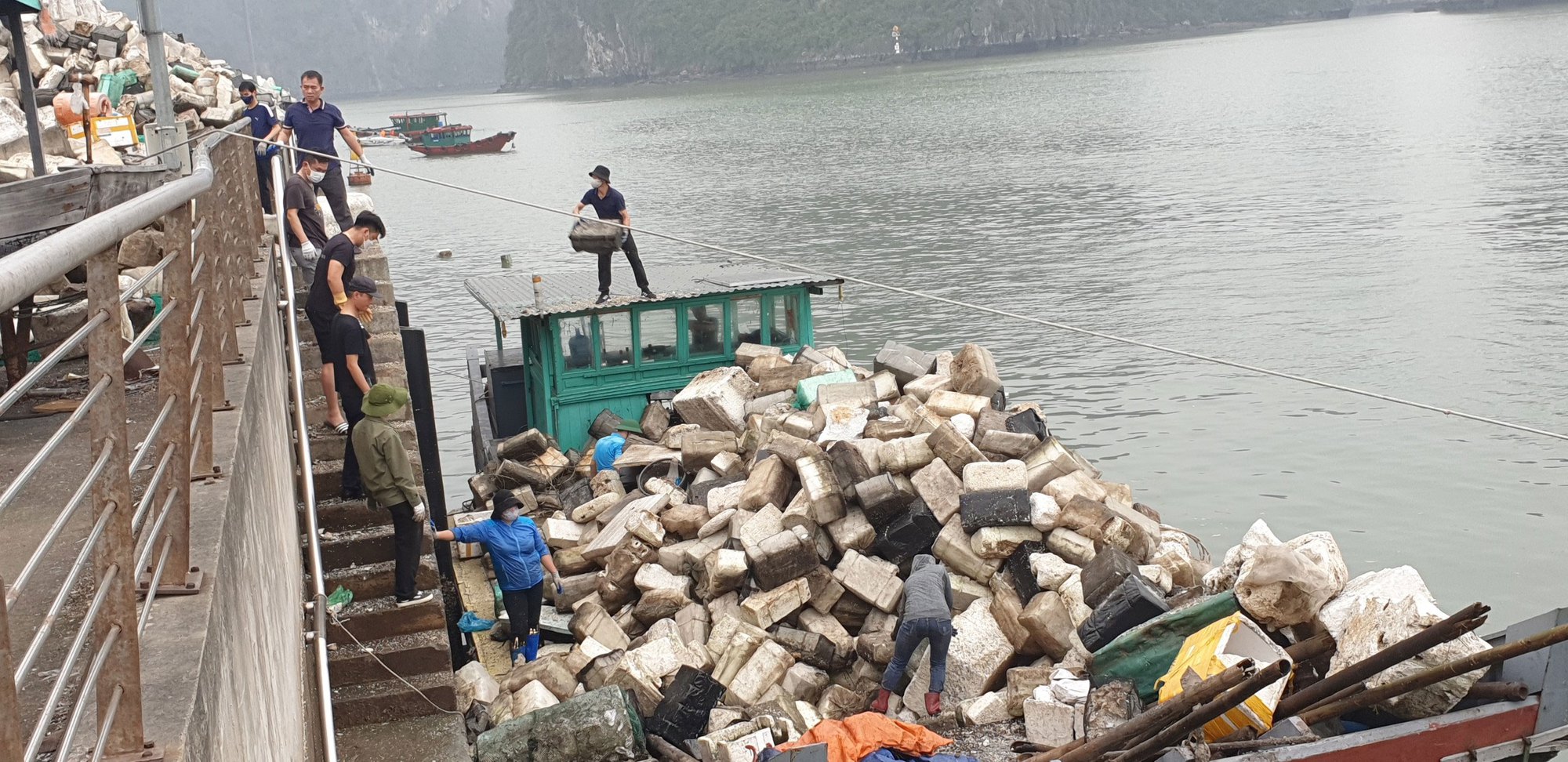 Căng mình xử lý phao xốp tràn ra biển