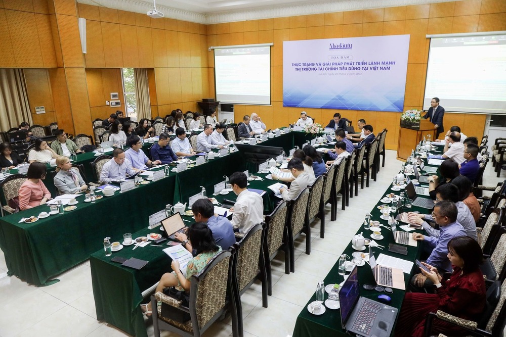 Kh&aacute;ch rủ nhau b&ugrave;ng tiền, doạ đ&aacute;nh nh&acirc;n vi&ecirc;n thu nợ - Ảnh 1.
