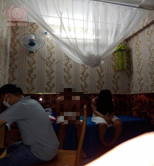 Bắt quả tang 4 đôi nam nữ đang “mây mưa” trong một cơ sở massage