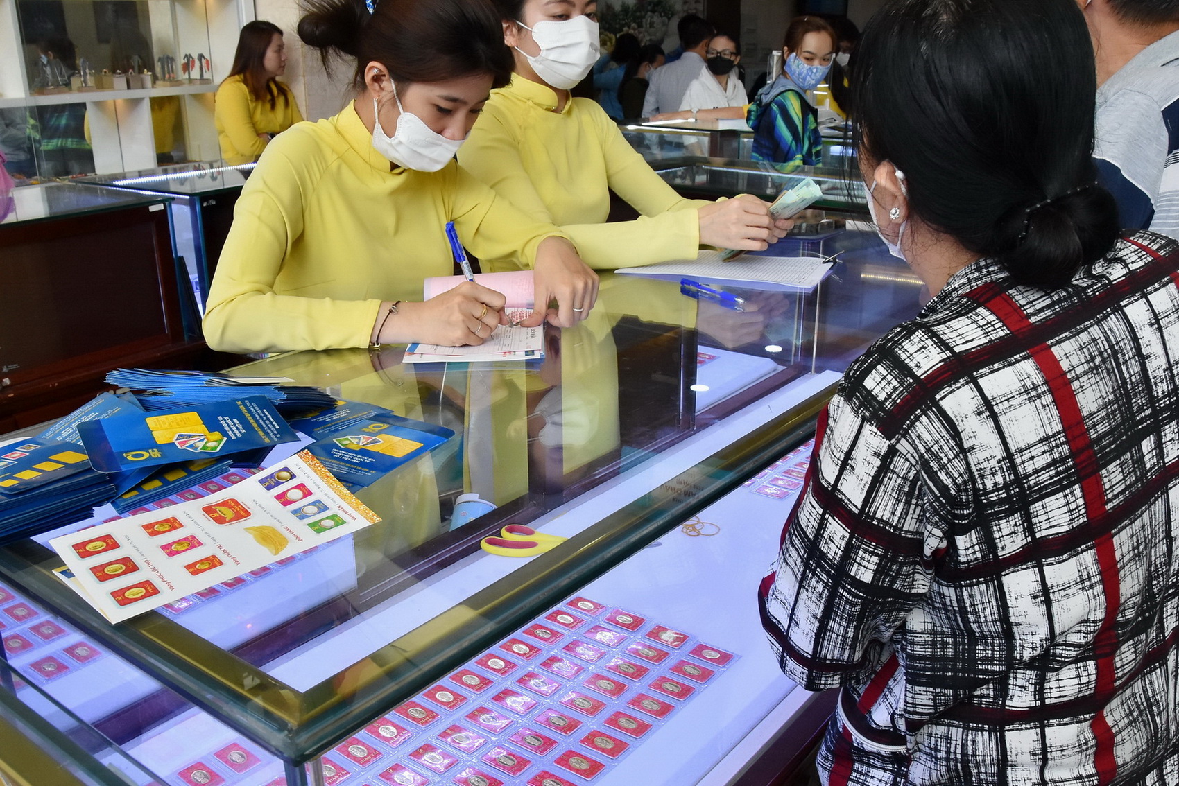 Gi&aacute; v&agrave;ng h&ocirc;m nay 26-4: Diễn biến ngược của gi&aacute; v&agrave;ng trong nước - Ảnh 1.