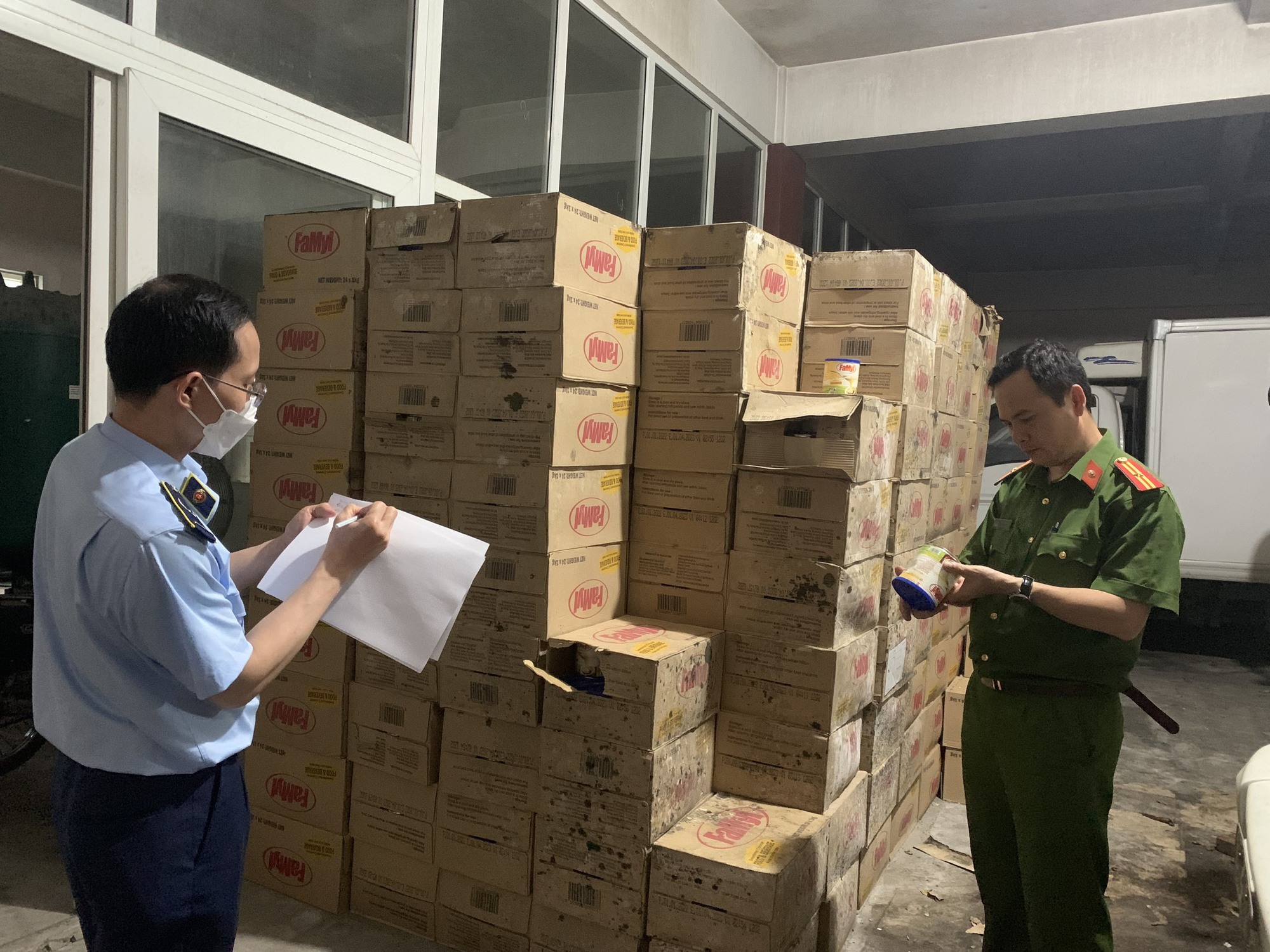 Ph&aacute;t hiện 10 tấn nguy&ecirc;n liệu qu&aacute; hạn sử dụng để l&agrave;m kem Tr&agrave;ng Tiền số 10 - Ảnh 3.