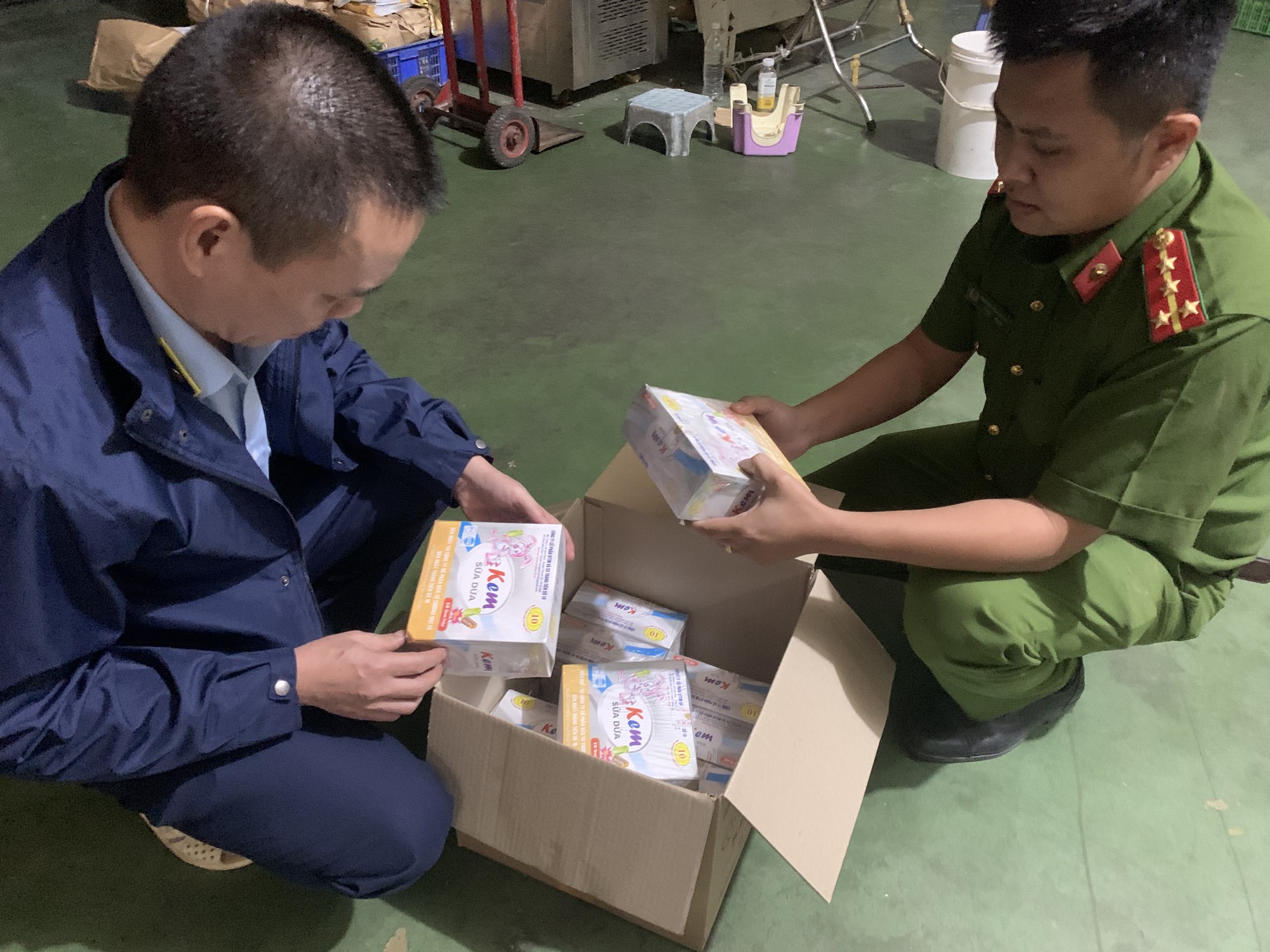 Ph&aacute;t hiện 10 tấn nguy&ecirc;n liệu qu&aacute; hạn sử dụng để l&agrave;m kem Tr&agrave;ng Tiền số 10 - Ảnh 1.