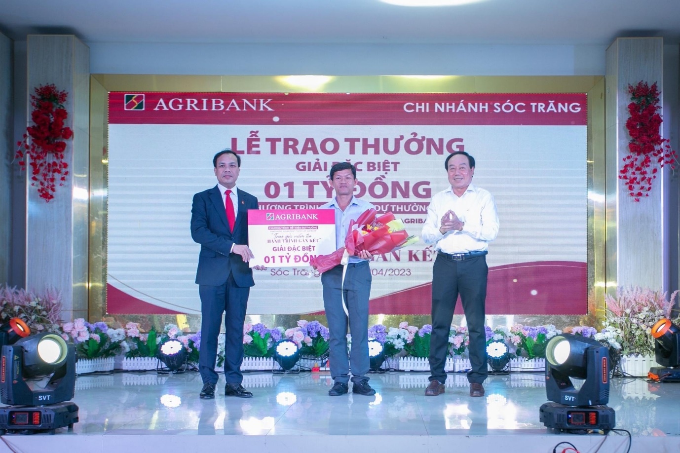 Khách hàng tại Sóc Trăng trúng giải 1 tỉ đồng của Agribank